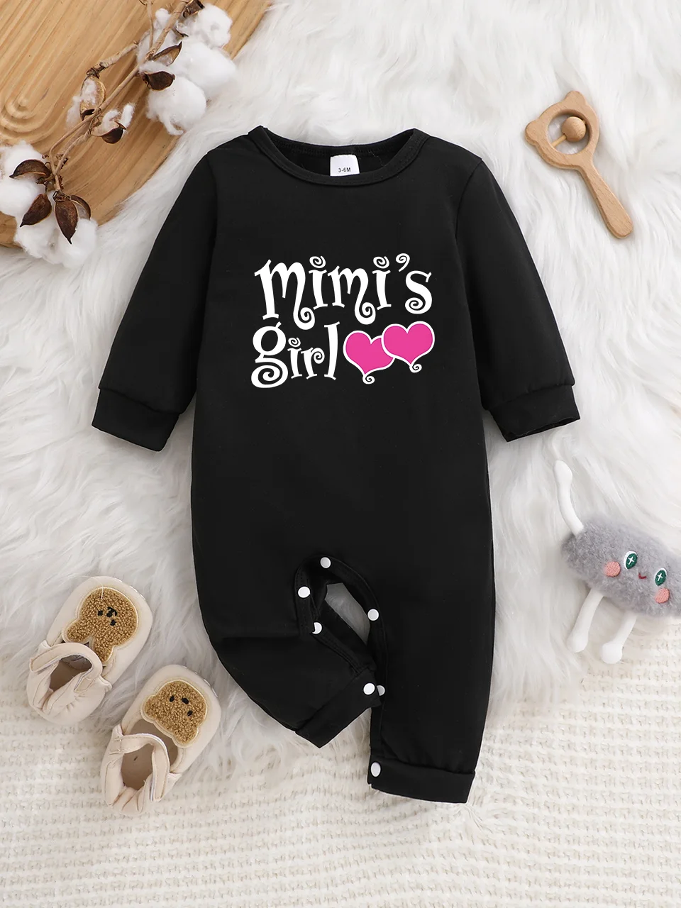 A baby long-sleeved onesie with interesting letter prints. It features a buttoned design for easy putting on and taking off
A baby long-sleeved onesie with interesting letter prints. It features a buttoned design for easy putting on and taking off