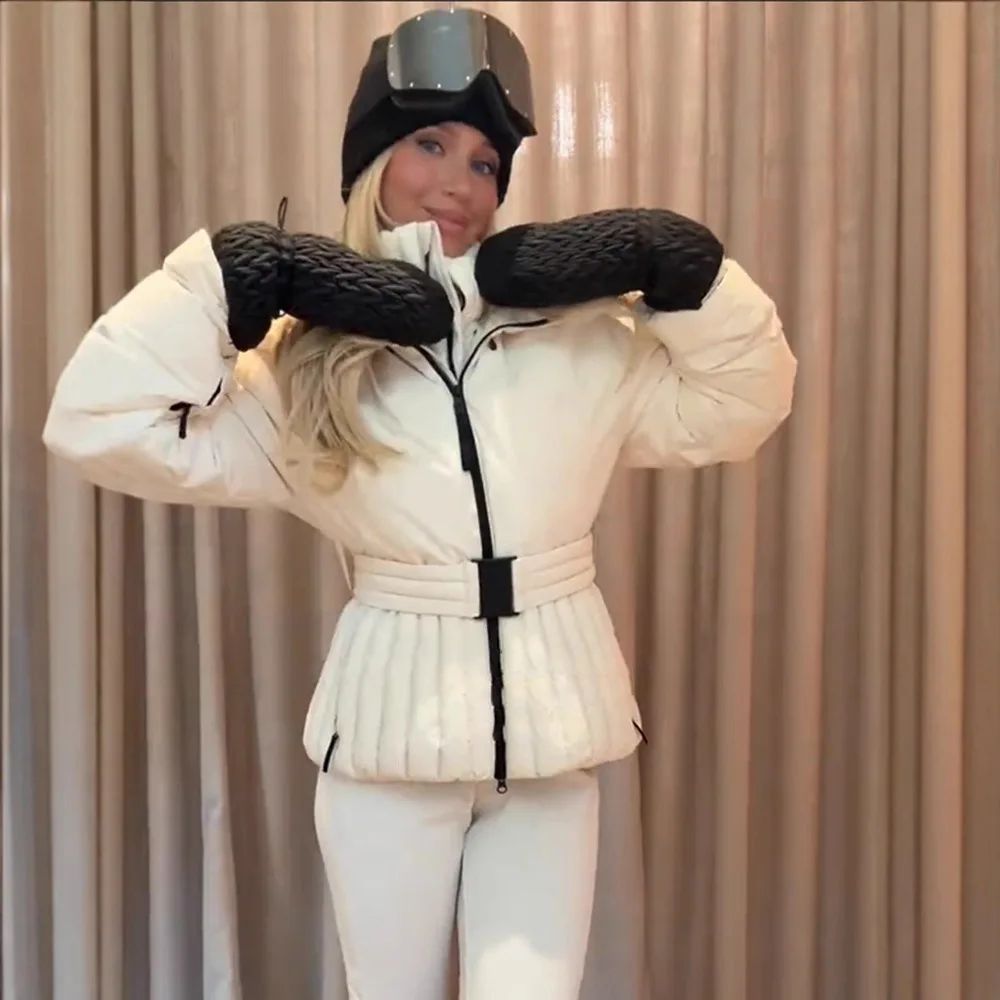 Женская утепленная куртка с капюшоном и поясом, повседневная, с длинными рукавами, воротником-стойкой, на молнии, короткая, для зимних видов спорта, модель 2026 года
Женская утепленная куртка с капюшоном и поясом, повседневная, с длинными рукавами, воротником-стойкой, на молнии, короткая, для зимних видов спорта, модель 2026 года