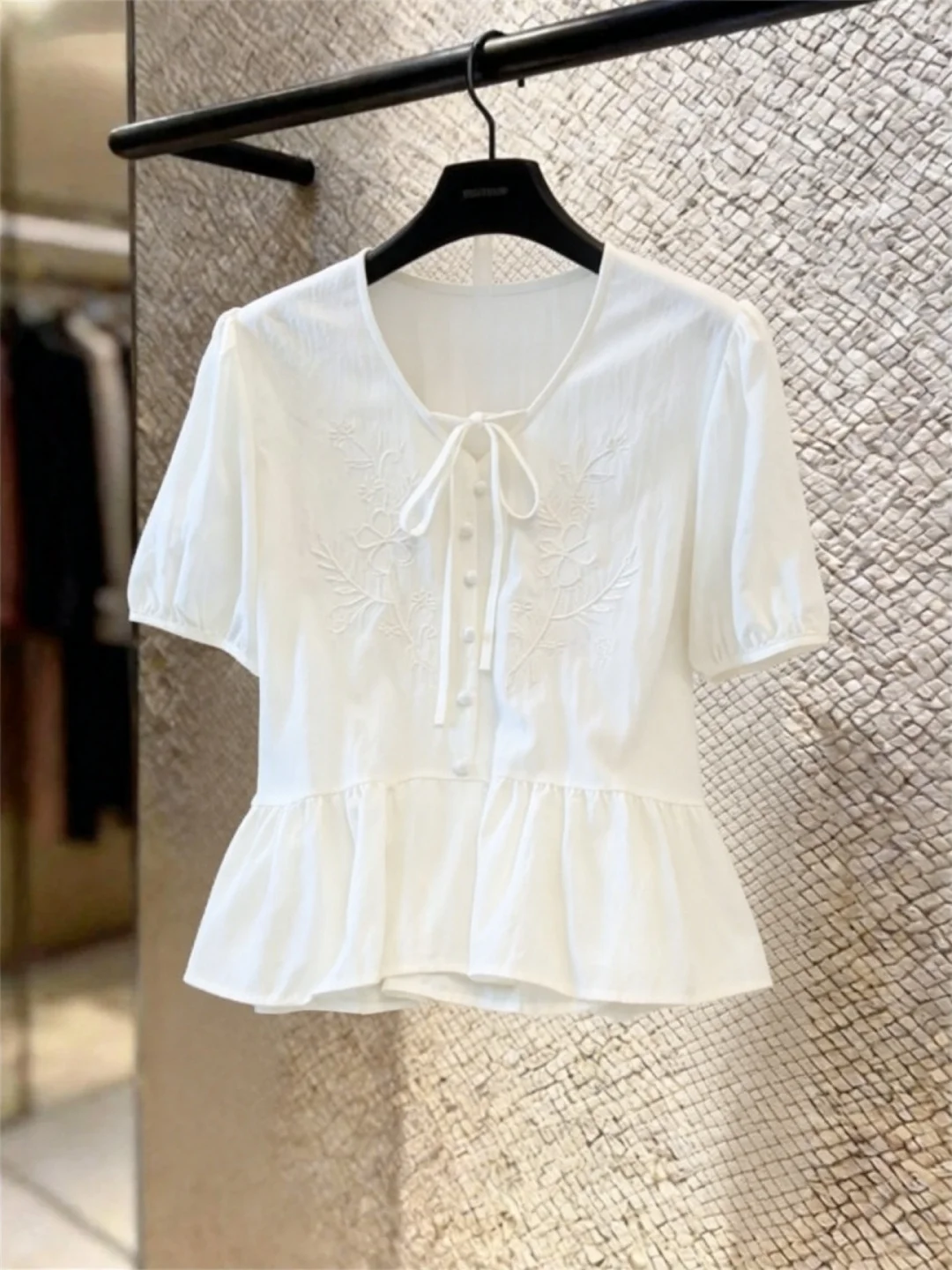 French Style V-neck Bubble Sleeve Embroidered Shirt Women's Slimming Top Waist-cinching Summer New Fashion Unique Exquisite
French Style V-neck Bubble Sleeve Embroidered Shirt Women's Slimming Top Waist-cinching Summer New Fashion Unique Exquisite