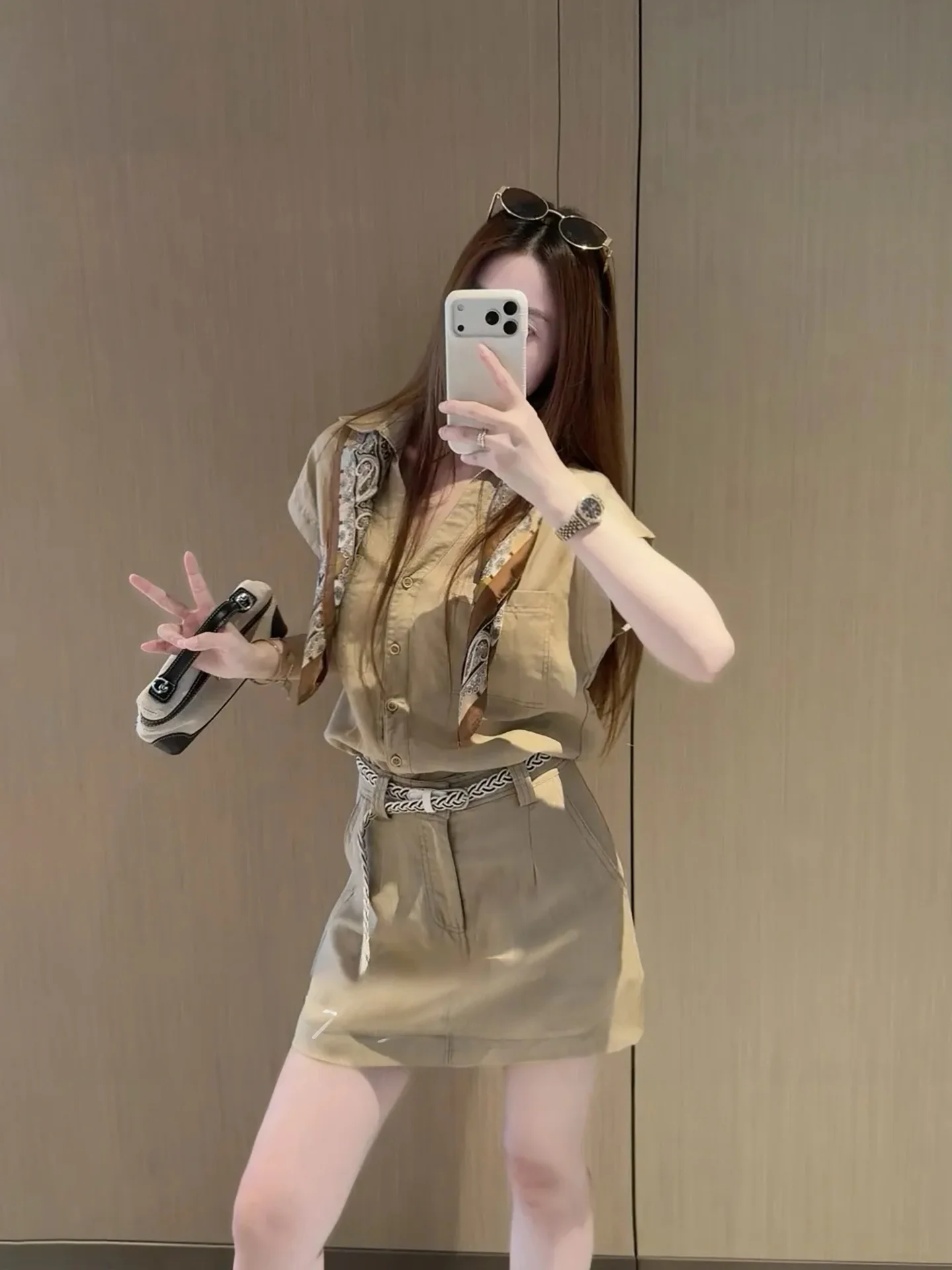 Fashionable V-Neck Short Sleeve Shirt And High Waist Skirt Two-Piece Set Women's Loose Feel Silk Scarf Ensemble
Fashionable V-Neck Short Sleeve Shirt And High Waist Skirt Two-Piece Set Women's Loose Feel Silk Scarf Ensemble