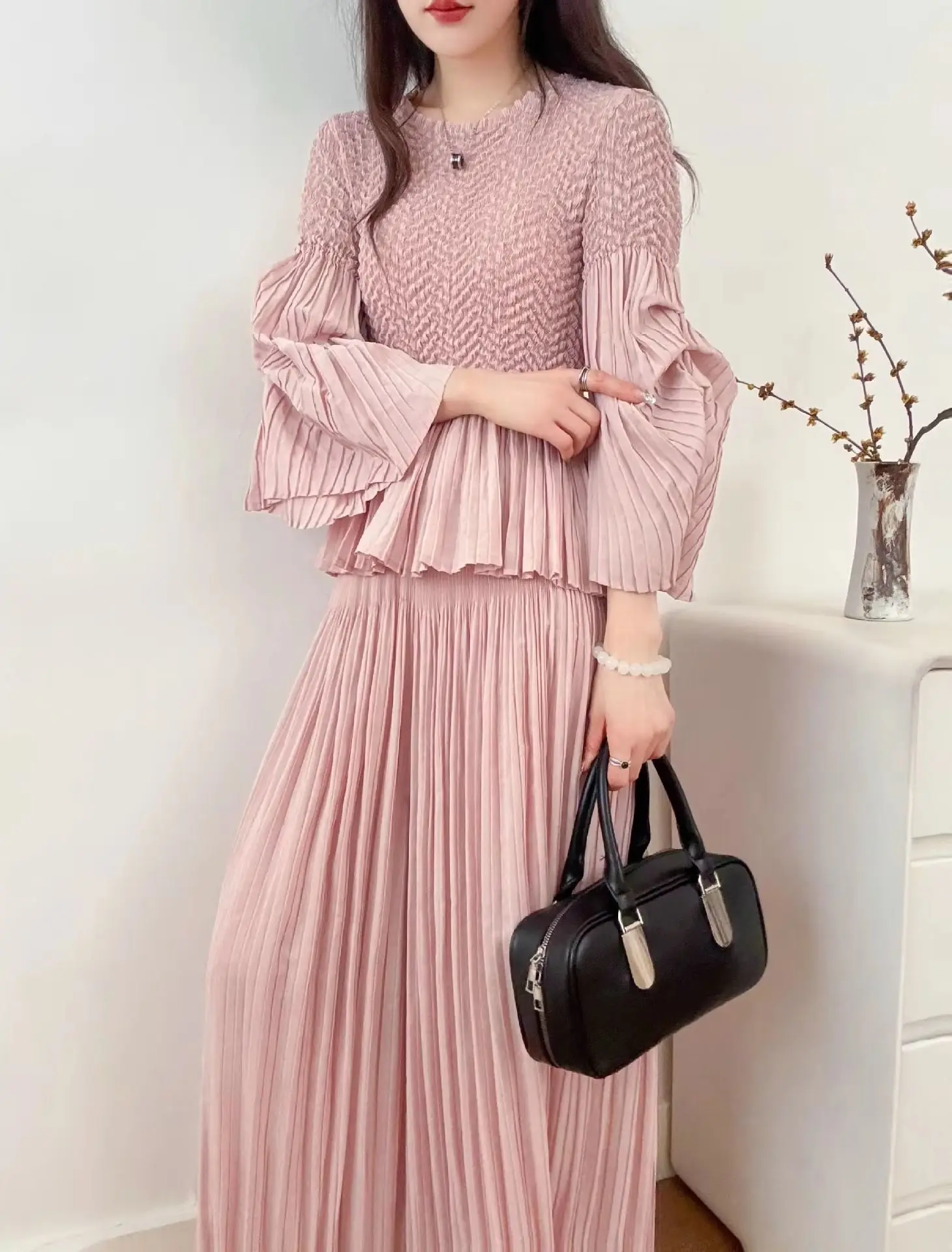 Miyake Pleated Women's Two Pieces Set Women's Autumn New Simple Pleated Suit Temperament Fold Top Wide Leg Pants Two Piece Set
Miyake Pleated Women's Two Pieces Set Women's Autumn New Simple Pleated Suit Temperament Fold Top Wide Leg Pants Two Piece Set