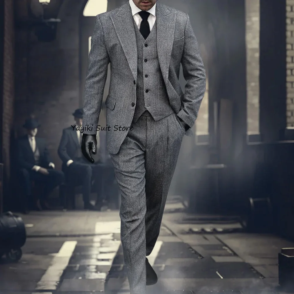 Мужской костюм-тройка: модный ретро-костюм из ткани «ёлочка» с однобортным пиджаком и заострёнными лацканами
Мужской костюм-тройка: модный ретро-костюм из ткани «ёлочка» с однобортным пиджаком и заострёнными лацканами