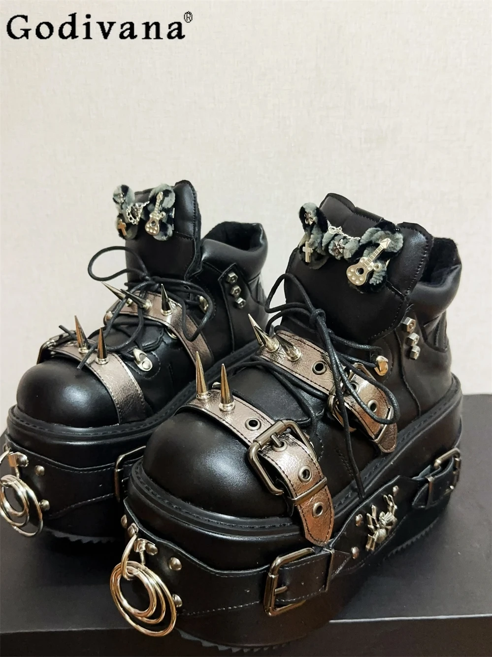 Japanese Original Punk Style Thick-soled Muffin Shoes Round Head Rivets Sweet Cool Girl Y2k Subculture Height-increasing Shoes
Japanese Original Punk Style Thick-soled Muffin Shoes Round Head Rivets Sweet Cool Girl Y2k Subculture Height-increasing Shoes