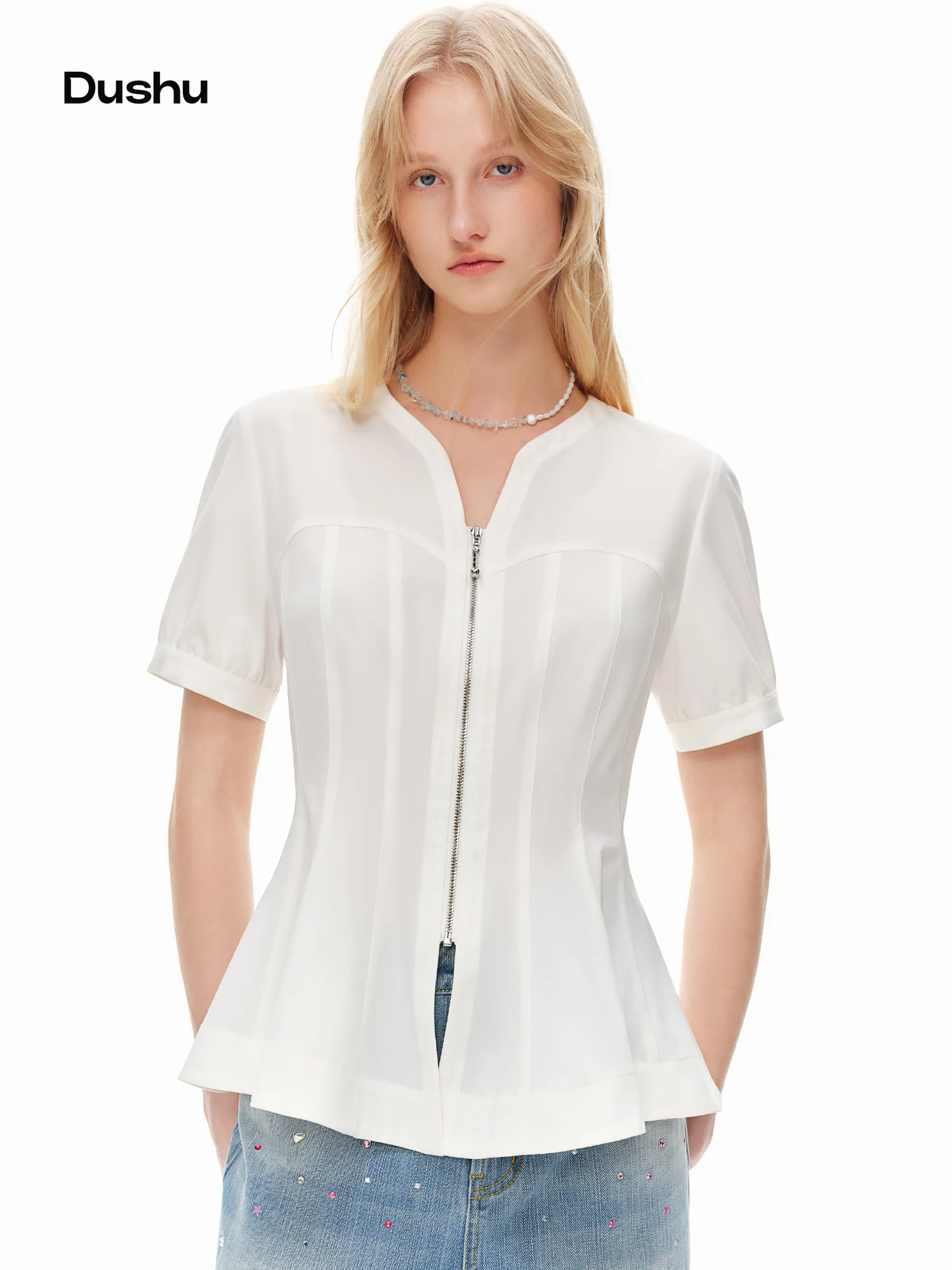 DUSHU 2026 Summer Women's White V-Neck Short Sleeve Shirt Waist-Defining Fit - French-Inspired Elegant Style for Office Commute
DUSHU 2026 Summer Women's White V-Neck Short Sleeve Shirt Waist-Defining Fit - French-Inspired Elegant Style for Office Commute