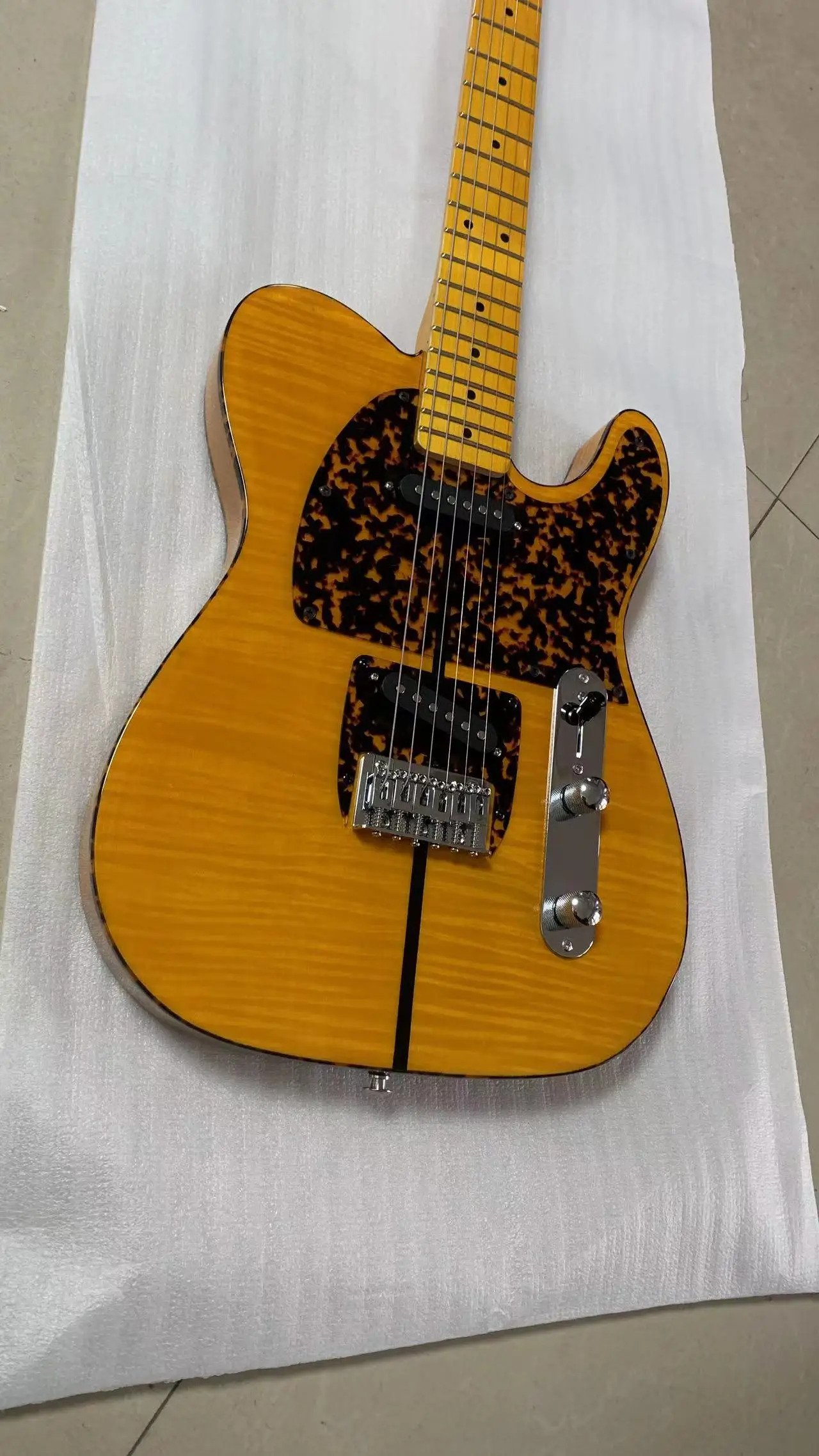 Hot cat electric guitar, Hu Wen maple veneer, leopard plate, free shipping
Hot cat electric guitar, Hu Wen maple veneer, leopard plate, free shipping