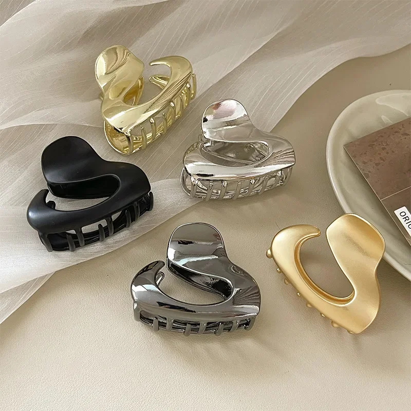 Fashion Hair Claw for Women, Irregular Metal Hair Clip, Gold Color Hairpin for High Ponytail and Updo Styles 
Fashion Hair Claw for Women, Irregular Metal Hair Clip, Gold Color Hairpin for High Ponytail and Updo Styles
