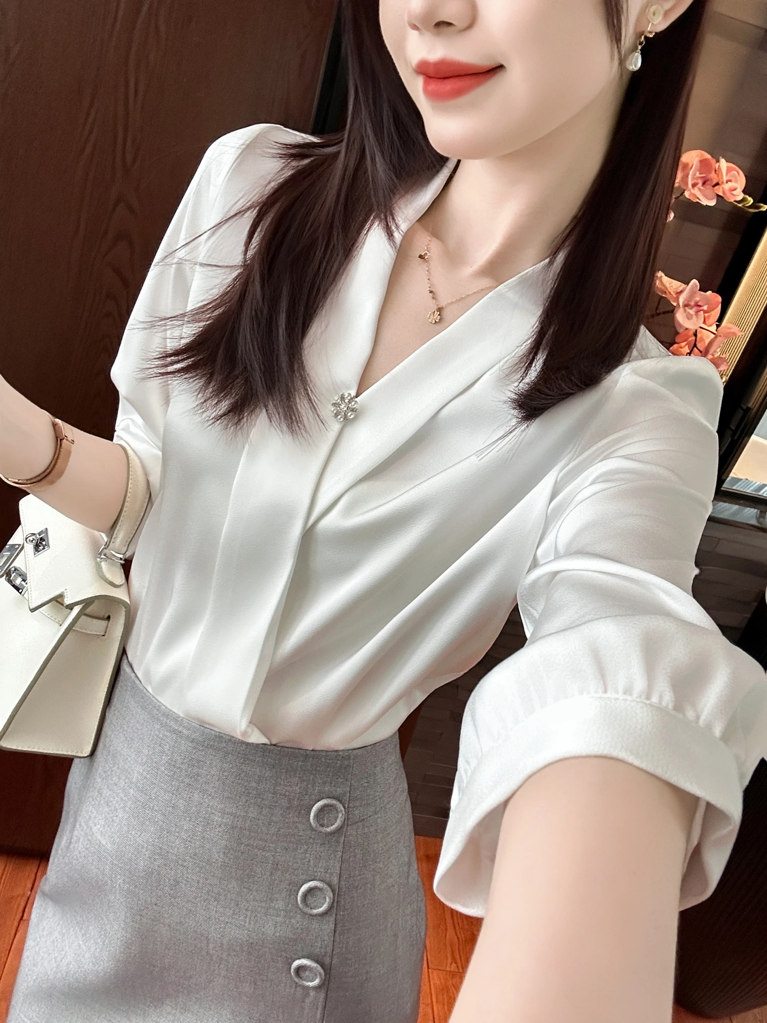 Ele Satin irt with Sparkling Diamond Decorations for Sli Girls Slimming Commute Sle V-Ne Five Sve Length
Ele Satin irt with Sparkling Diamond Decorations for Sli Girls Slimming Commute Sle V-Ne Five Sve Length