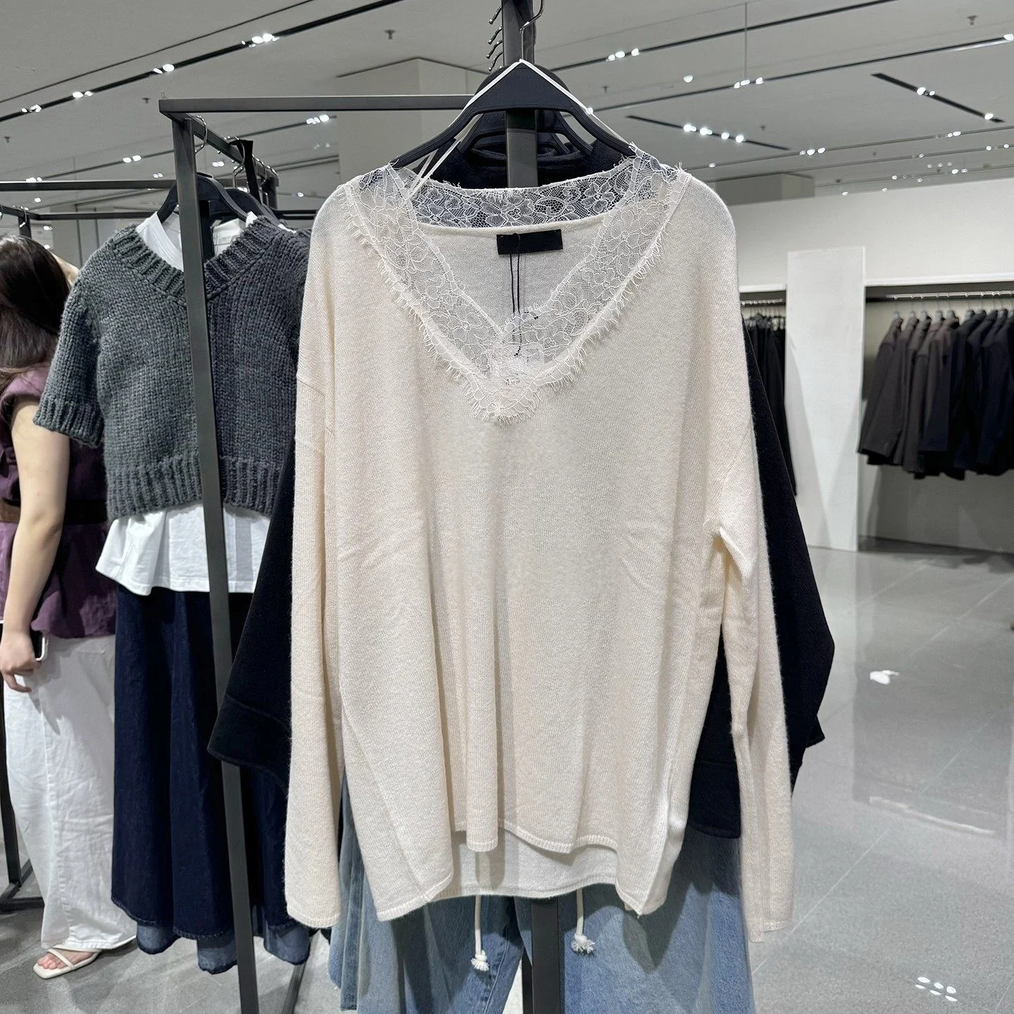 2026 New Women's Sweet Pure Desire Fashion V-neck Lace Splicing Loose Long Sleeve Knitted Shirt
2026 New Women's Sweet Pure Desire Fashion V-neck Lace Splicing Loose Long Sleeve Knitted Shirt