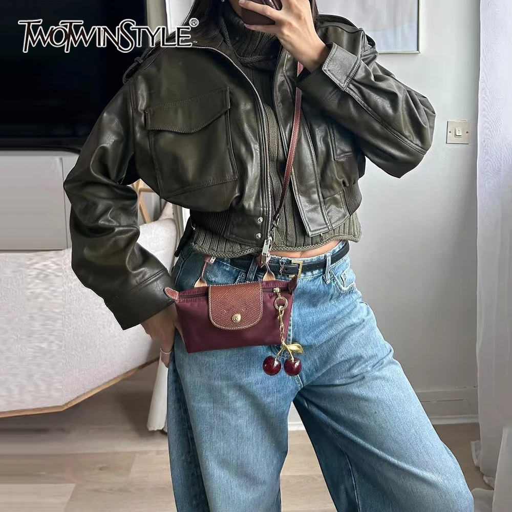 TWOTWINSTYLE кожаное пальто в американском стиле ретро для женщин, тонкая короткая куртка с воротником-стойкой и длинными рукавами на плечах, на молнии 
TWOTWINSTYLE кожаное пальто в американском стиле ретро для женщин, тонкая короткая куртка с воротником-стойкой и длинными рукавами на плечах, на молнии