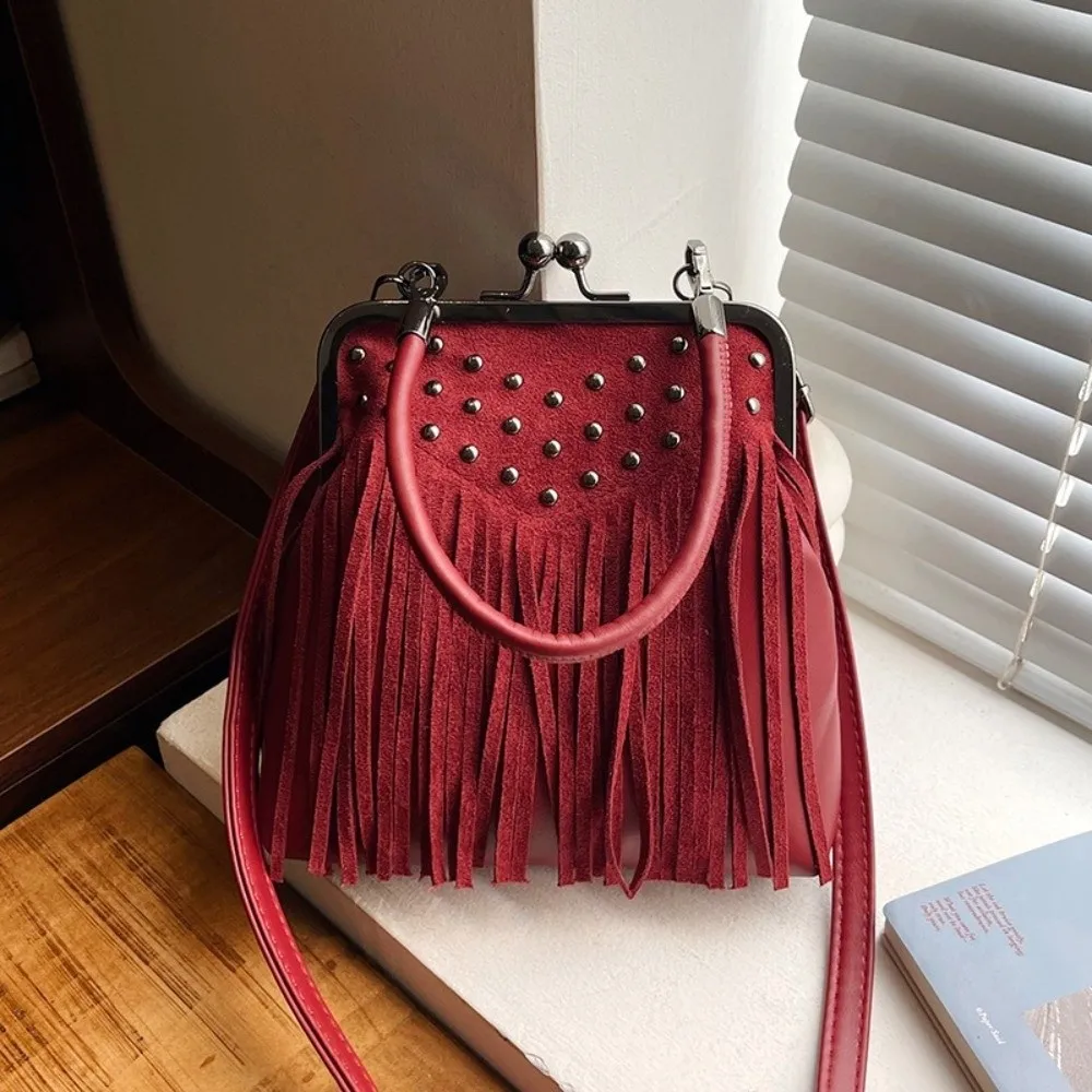 Vintage Style Kiss Lock Crossbody Bag Zipper Closure Small Size Suede Rivet Shoulder Bag Shell Shape Elegant Tassel Handbag
Vintage Style Kiss Lock Crossbody Bag Zipper Closure Small Size Suede Rivet Shoulder Bag Shell Shape Elegant Tassel Handbag