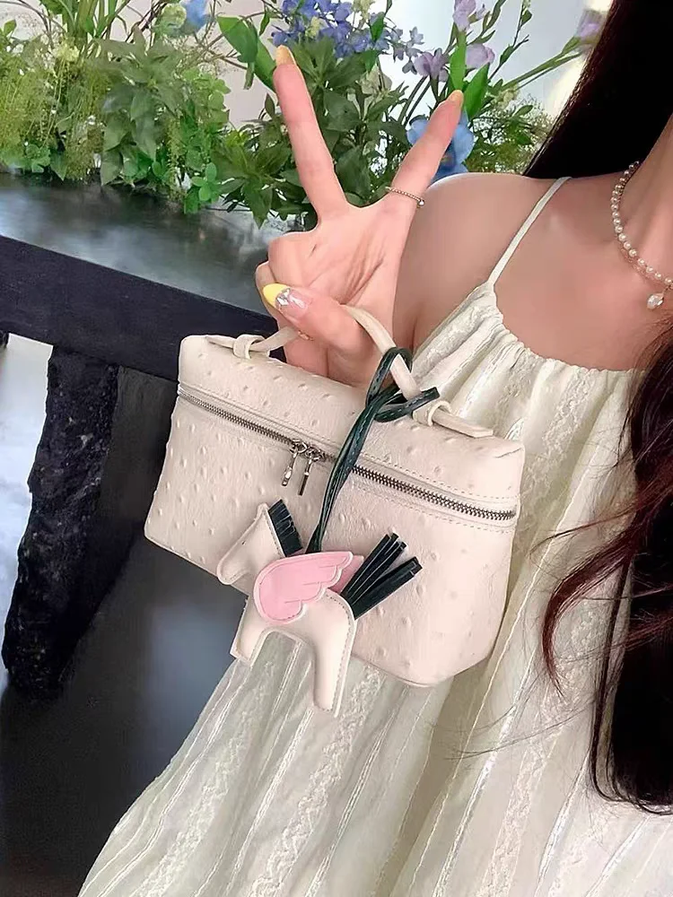 Сумка-бокс для обеда LP9 с верхним слоем из воловьей кожи, сумка со страусиным узором, маленькая квадратная сумка, роскошная сумка Sensation на одно плечо с наклонным крестом...
Сумка-бокс для обеда LP9 с верхним слоем из воловьей кожи, сумка со страусиным узором, маленькая квадратная сумка, роскошная сумка Sensation на одно плечо с наклонным крестом...