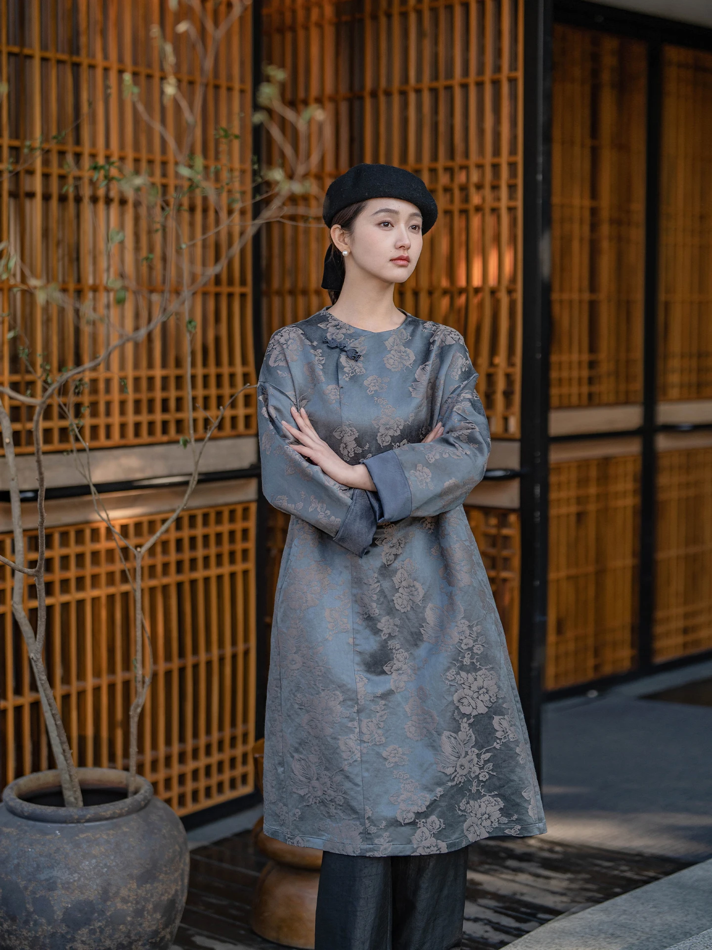 Новая весенняя шелковая рубашка с вышивкой розами, воротником-стойкой и длинным рукавом, повседневная, приталенная, для ежедневной носки и торжественных мероприятий
Новая весенняя шелковая рубашка с вышивкой розами, воротником-стойкой и длинным рукавом, повседневная, приталенная, для ежедневной носки и торжественных мероприятий