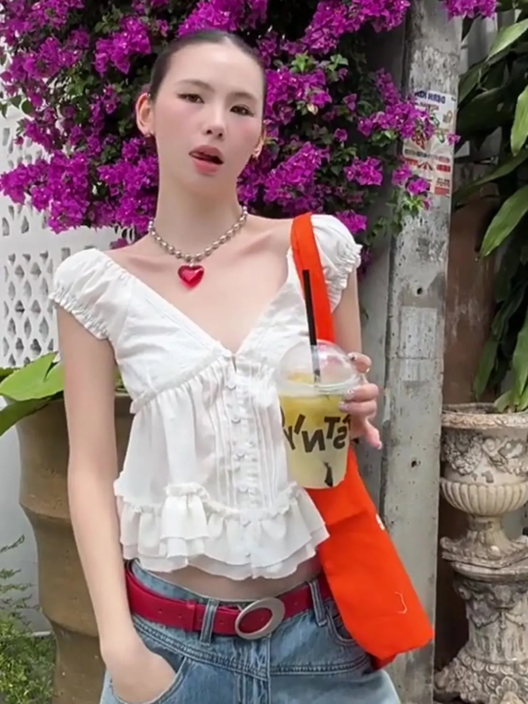 French Style Bubble Sleeve Short Shirt Women's V-neck Beautiful Lace Hem Summer Design Unique Fashionable Top for Ladies
French Style Bubble Sleeve Short Shirt Women's V-neck Beautiful Lace Hem Summer Design Unique Fashionable Top for Ladies