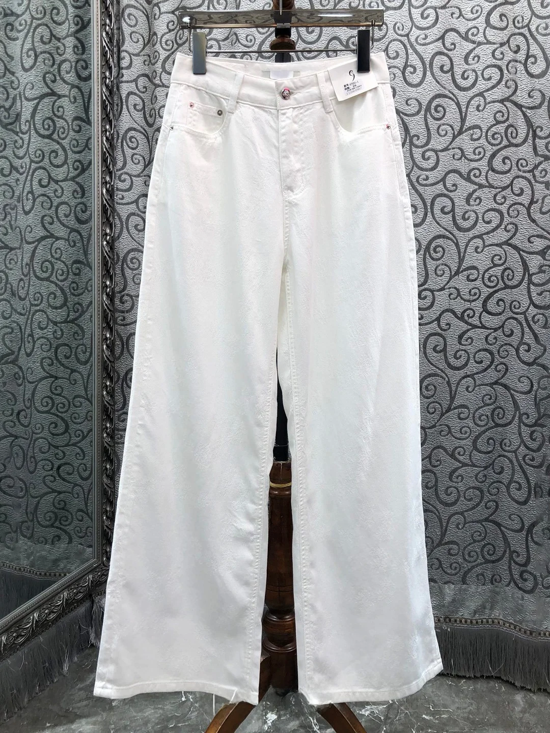 Milan Small Town Women's High Waist Wide Leg Jeans Loose Fit Classic Style Mid-Rise Button Closure Multi-Season Denim Pants
Milan Small Town Women's High Waist Wide Leg Jeans Loose Fit Classic Style Mid-Rise Button Closure Multi-Season Denim Pants