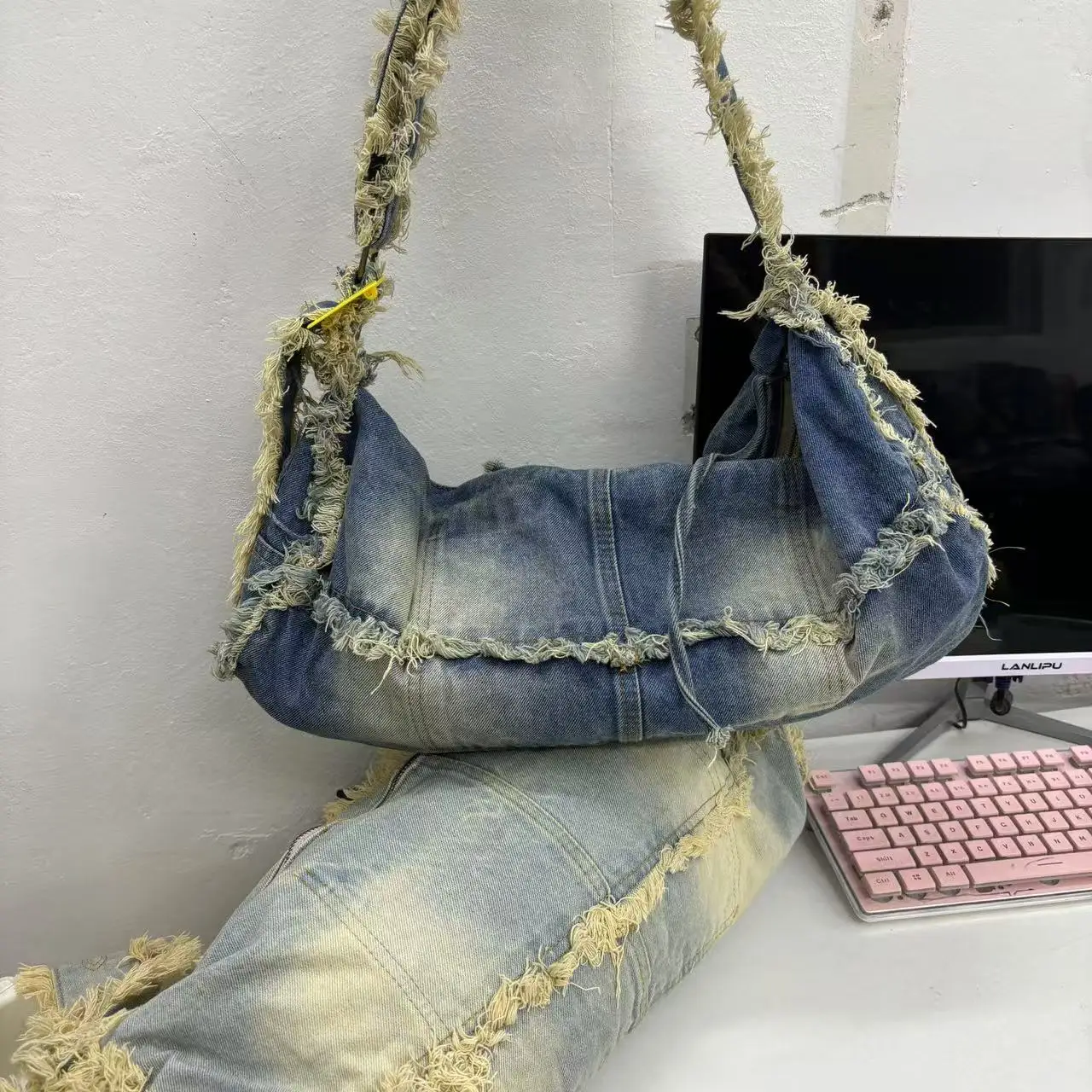 Retro Denim Tassel Bag Large Capacity Commuting Canvas Single Shoulder Crossbody Bags
Retro Denim Tassel Bag Large Capacity Commuting Canvas Single Shoulder Crossbody Bags