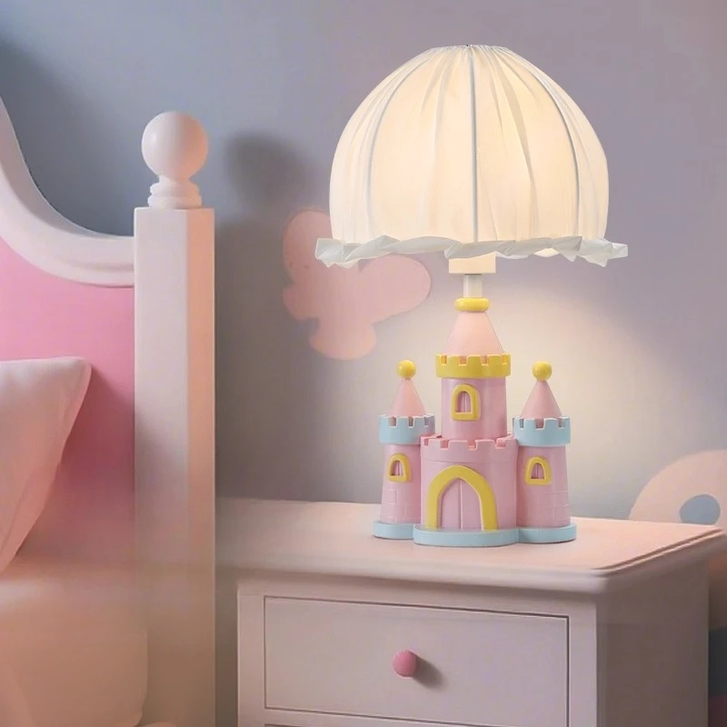 Розовый смоляный замок во французском стиле, настольная лампа, светодиодный тканевый абажур, креативный дизайн, гостиная, детская комната, проживание в семье, настольные светильники
Розовый смоляный замок во французском стиле, настольная лампа, светодиодный тканевый абажур, креативный дизайн, гостиная, детская комната, проживание в семье, настольные светильники