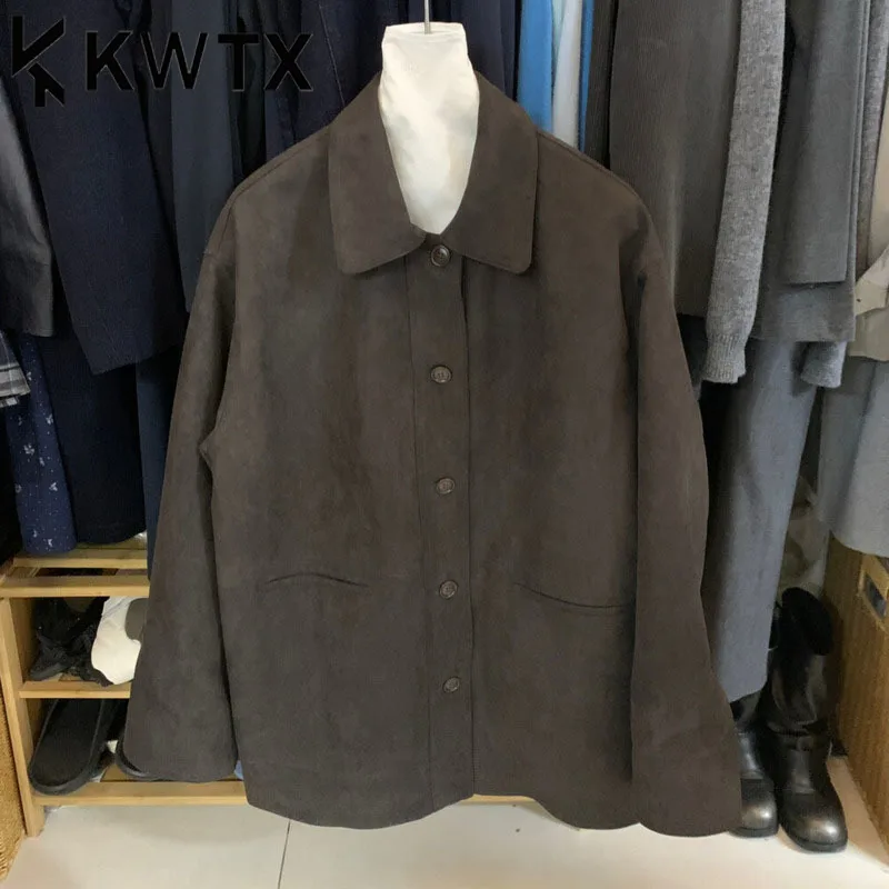 KWTX женский замшевый короткий плащ с карманами, винтажный дизайнерский повседневный удобный премиум-класса, Новое поступление, осень 2025 г.
KWTX женский замшевый короткий плащ с карманами, винтажный дизайнерский повседневный удобный премиум-класса, Новое поступление, осень 2025 г.