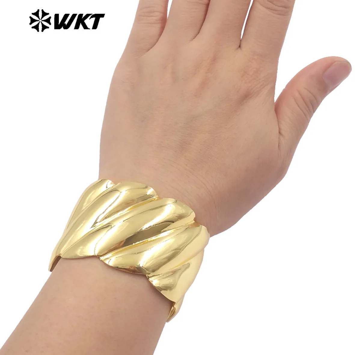 WT-B709 Wholesale Boutique Simple Style 18K Gold Electroplated Yellow Brass Metal Cuff Bangles For Lady Fashion Jewelry
WT-B709 Wholesale Boutique Simple Style 18K Gold Electroplated Yellow Brass Metal Cuff Bangles For Lady Fashion Jewelry