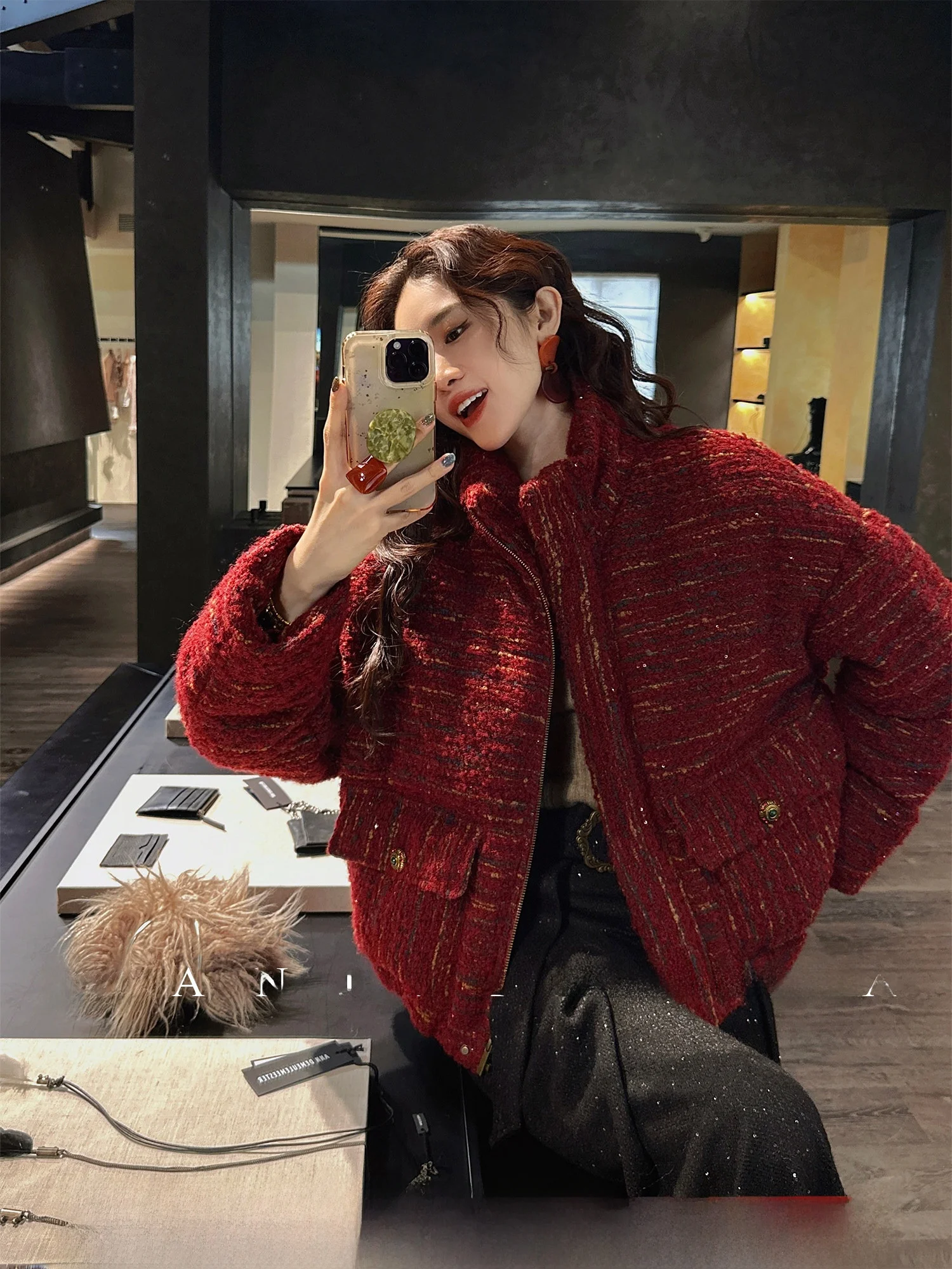 Новое зимнее утепленное шерстяное пальто Sanji Bla Flower Cisas Knot Aosphere Small Fragrance Down Jaet 2025 с бахромой
Новое зимнее утепленное шерстяное пальто Sanji Bla Flower Cisas Knot Aosphere Small Fragrance Down Jaet 2025 с бахромой