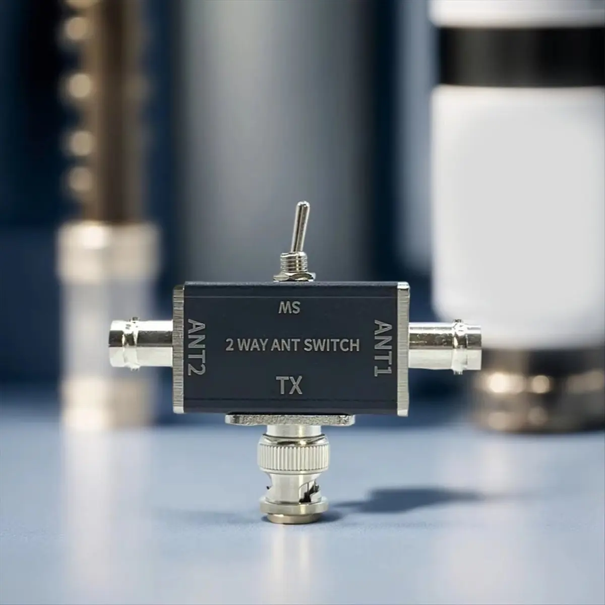 M85K 2-полосный ручной коаксиальный антенный переключатель, разъем 100 Вт, 0-50 МГц, 1 вход и 2 выхода с защитой от выключения/заземления A
M85K 2-полосный ручной коаксиальный антенный переключатель, разъем 100 Вт, 0-50 МГц, 1 вход и 2 выхода с защитой от выключения/заземления A