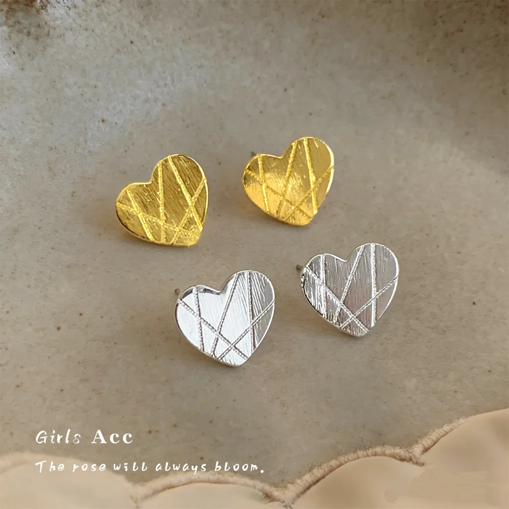 Fashion Commute Old Money Style Brushed Frosted Love Heart Stud Earrings Luxury Niche Design Advanced Ear Jewelry For Women
Fashion Commute Old Money Style Brushed Frosted Love Heart Stud Earrings Luxury Niche Design Advanced Ear Jewelry For Women