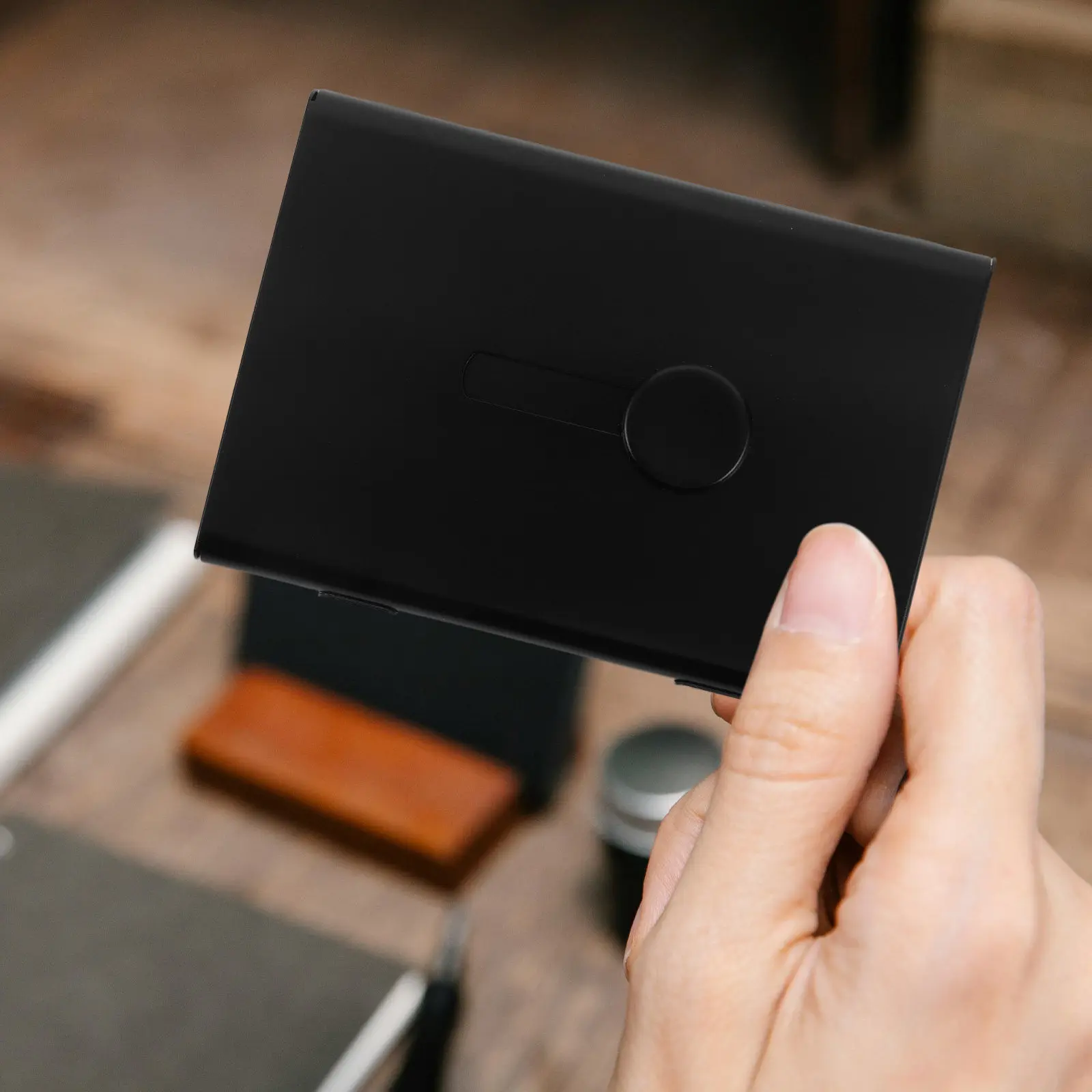 Визитница из нержавеющей стали: тонкий металлический держатель для визиток для офисных работников, современный профессиональный органайзер-аксессуар
Визитница из нержавеющей стали: тонкий металлический держатель для визиток для офисных работников, современный профессиональный органайзер-аксессуар