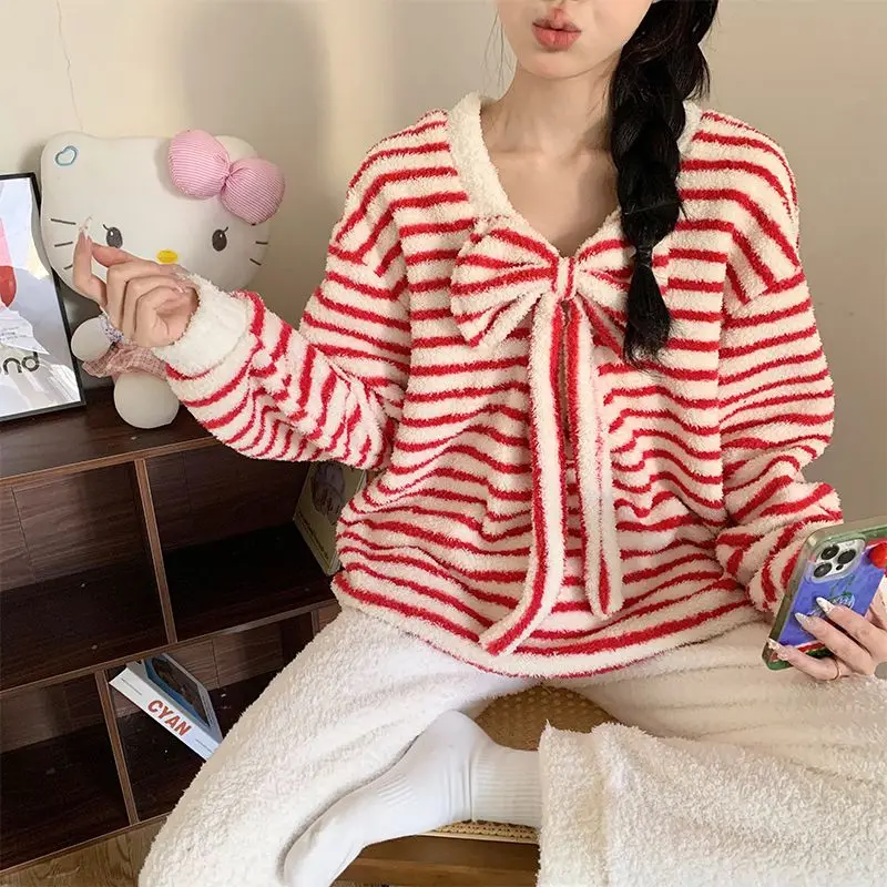 Зима 2025 года, толстые теплые фланелевые пижамные комплекты с длинными рукавами для женщин, корейская повседневная полосатая одежда для сна из кораллового флиса, домашняя одежда
Зима 2025 года, толстые теплые фланелевые пижамные комплекты с длинными рукавами для женщин, корейская повседневная полосатая одежда для сна из кораллового флиса, домашняя одежда