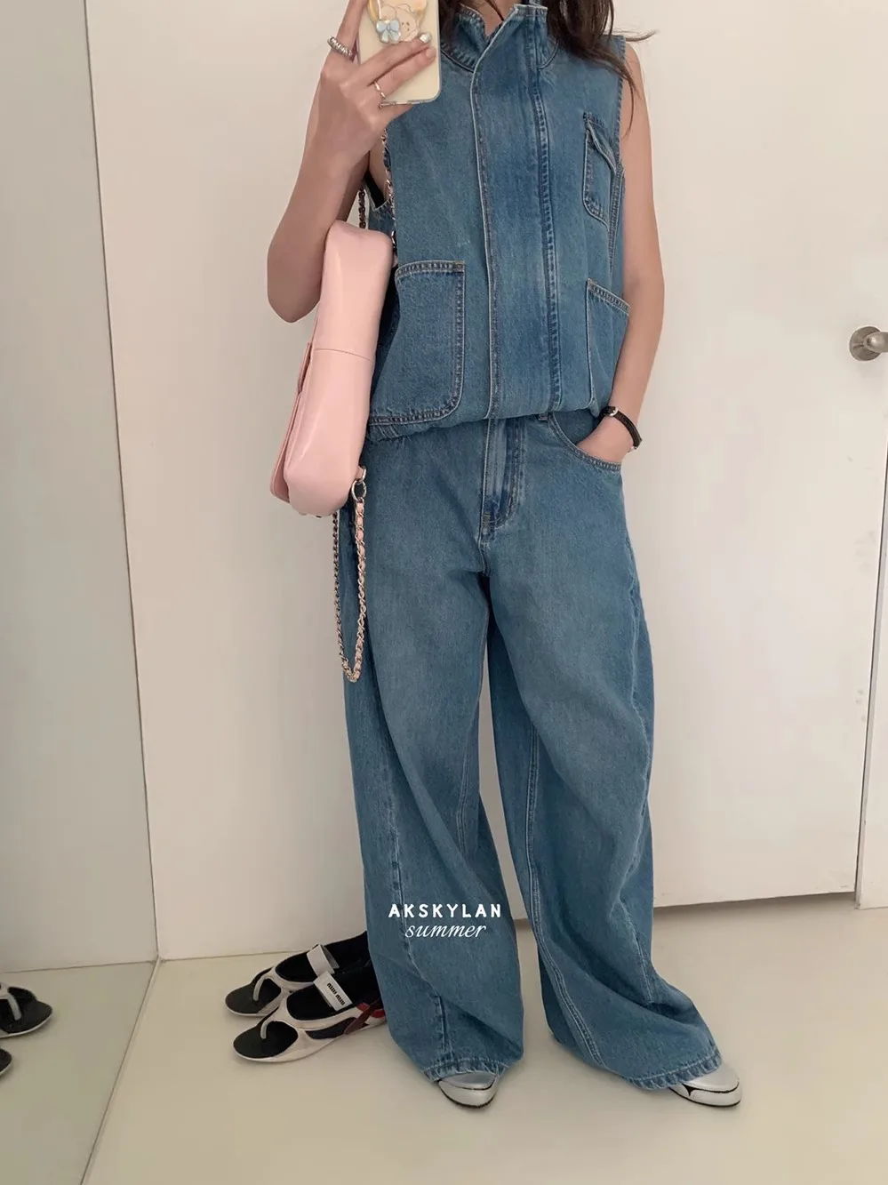 Summer New Women's Slim Fit Denim Jacket Vest Top with Wide Leg Pants Cotton Workwear Stand Collar Fashion Set
Summer New Women's Slim Fit Denim Jacket Vest Top with Wide Leg Pants Cotton Workwear Stand Collar Fashion Set