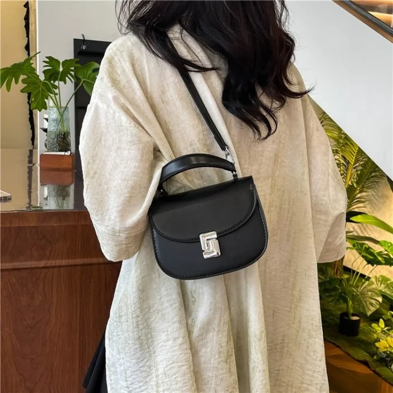 2026 женская седельная сумка из искусственной кожи с пряжкой, декоративная строчка, сумка на плечо для повседневного повседневного использования
2026 женская седельная сумка из искусственной кожи с пряжкой, декоративная строчка, сумка на плечо для повседневного повседневного использования