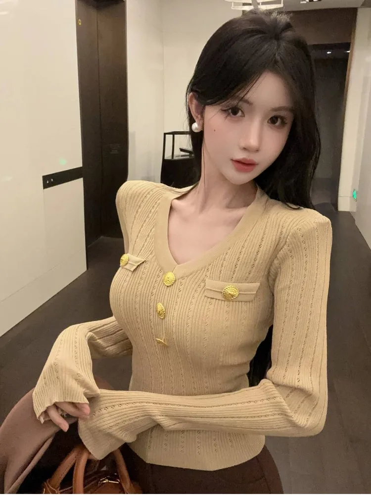 Sexy V-Neck Long Sleeve Knitted Top Metal Buckle Waist-Cinching Color Design Sensual Body-Shaping Fashion for Young Women
Sexy V-Neck Long Sleeve Knitted Top Metal Buckle Waist-Cinching Color Design Sensual Body-Shaping Fashion for Young Women