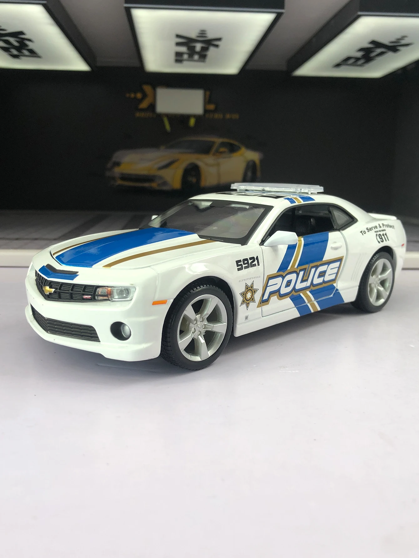 Модель полицейского автомобиля Maisto 1:24 из цинкового сплава, имитация Chevrolet Camaro SS RS 2010 года, статическая модель, металлический коллекционный подарок.
Модель полицейского автомобиля Maisto 1:24 из цинкового сплава, имитация Chevrolet Camaro SS RS 2010 года, статическая модель, металлический коллекционный подарок.
