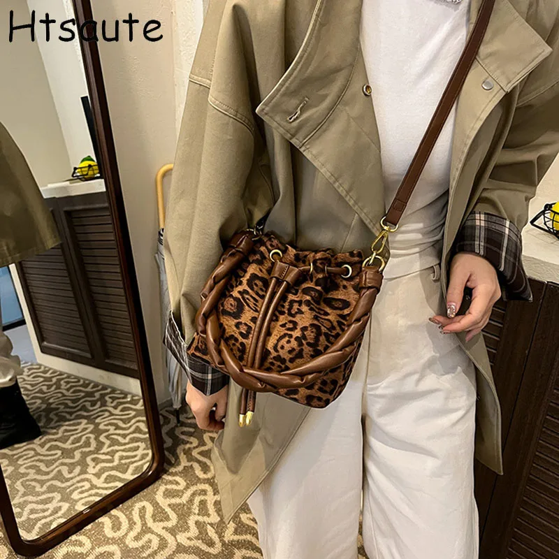 Женские сумки на одно плечо, сумка через плечо из искусственной кожи, повседневные сумки-мессенджеры, сумка на ремне для девочек, стильный кошелек, сумки-ведра
Женские сумки на одно плечо, сумка через плечо из искусственной кожи, повседневные сумки-мессенджеры, сумка на ремне для девочек, стильный кошелек, сумки-ведра