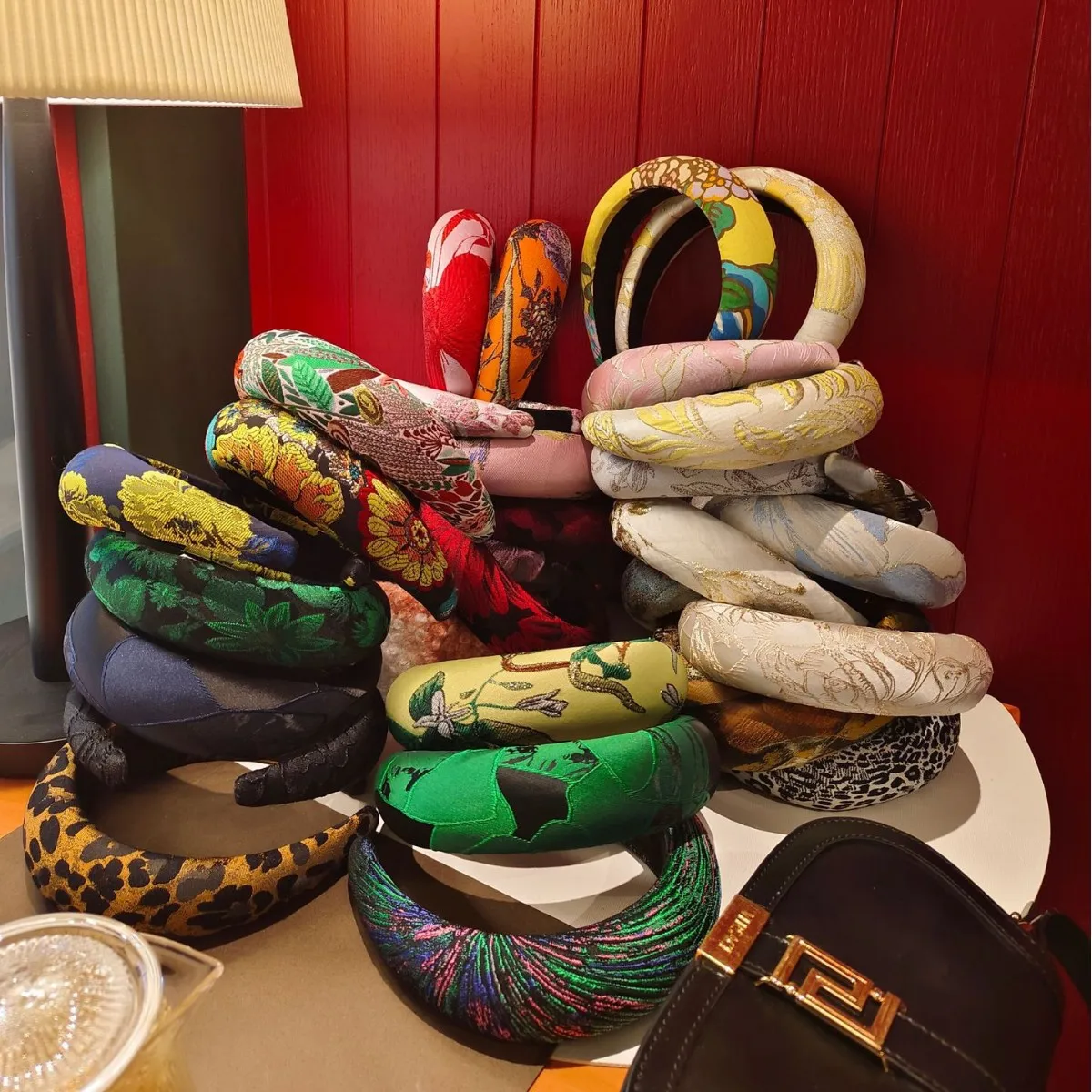 Hot Selling European and American Retro Thick Sponge High-End Jacquard Headband Hair Accessory
Hot Selling European and American Retro Thick Sponge High-End Jacquard Headband Hair Accessory