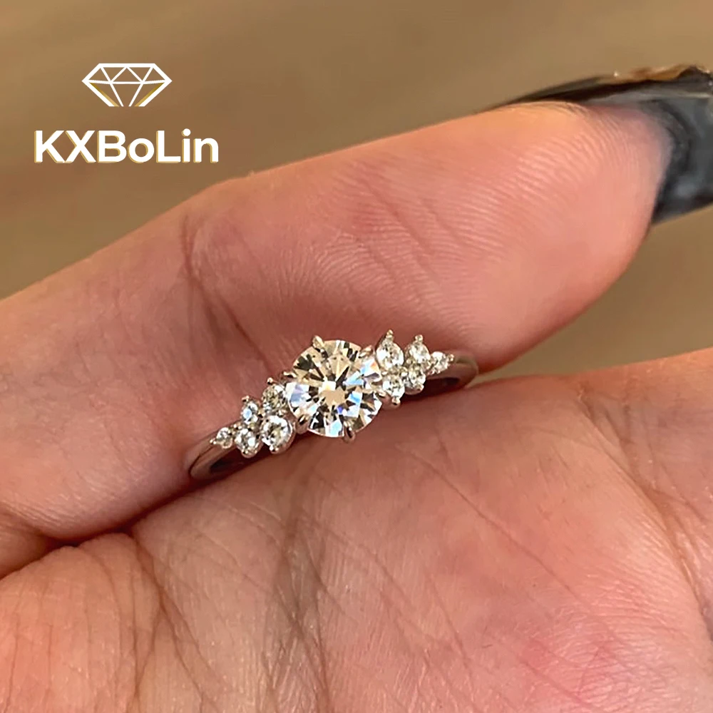 Кольцо для помолвки с муассанитом круглой огранки 1 карат для женщин, из стерлингового серебра 925 пробы, романтичное, сверкающее, с имитацией бриллианта, обручальное кольцо
Кольцо для помолвки с муассанитом круглой огранки 1 карат для женщин, из стерлингового серебра 925 пробы, романтичное, сверкающее, с имитацией бриллианта, обручальное кольцо