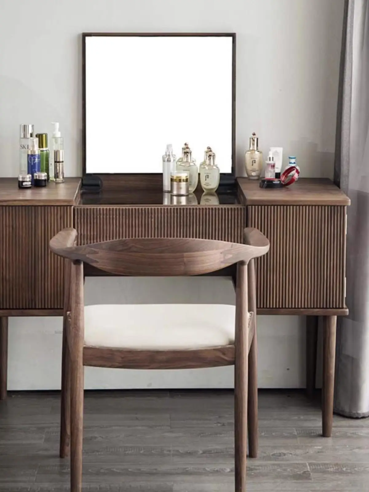 Североамериканский комод из черного ореха, журнальный столик для макияжа из цельного дерева, простой современный многофункциональный столик для спальни, спальни
Североамериканский комод из черного ореха, журнальный столик для макияжа из цельного дерева, простой современный многофункциональный столик для спальни, спальни