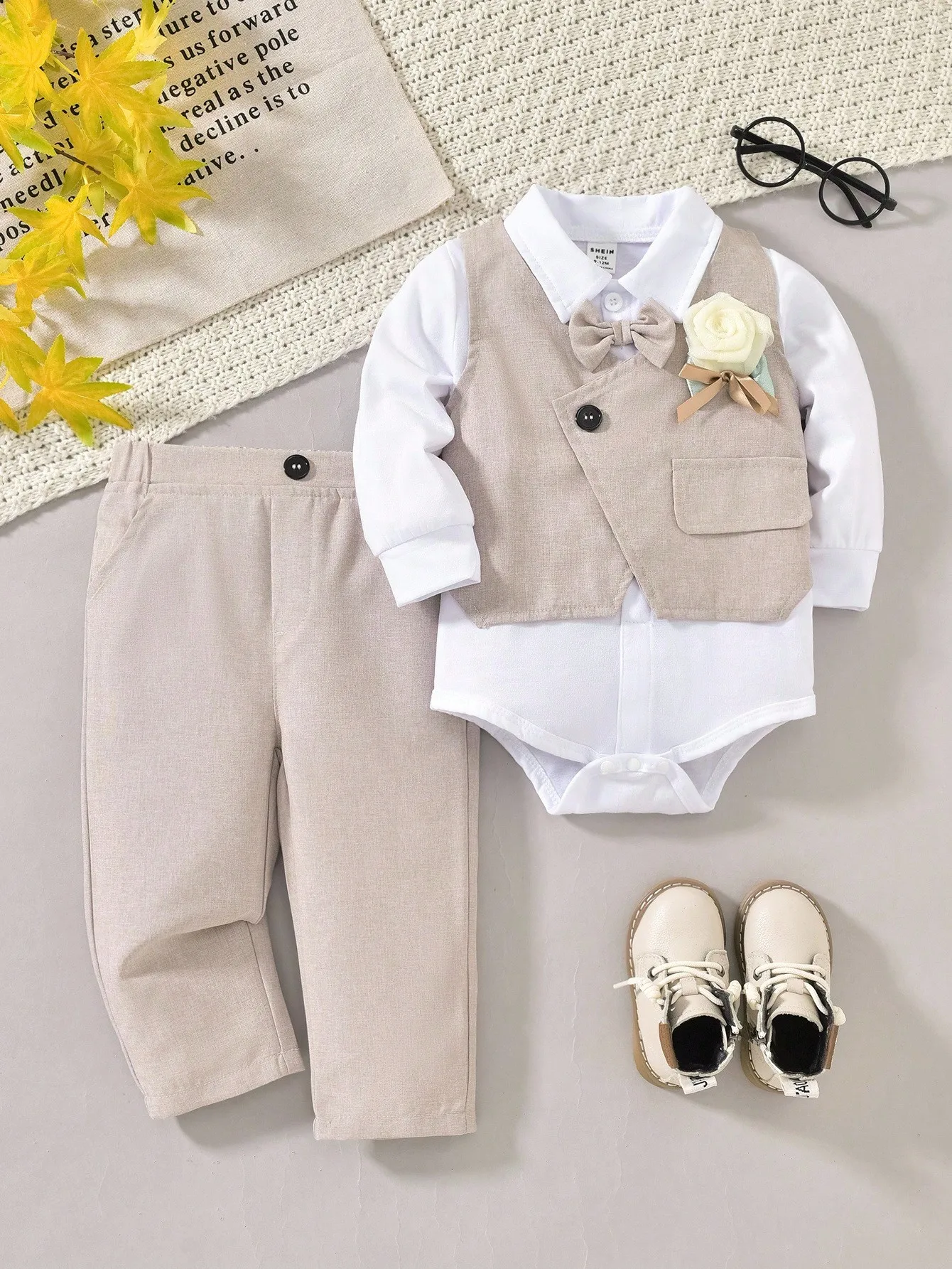 Комплект из 3 предметов для мальчика: белый комбинезон с длинными рукавами, бежевый жилет и брюки
Комплект из 3 предметов для мальчика: белый комбинезон с длинными рукавами, бежевый жилет и брюки