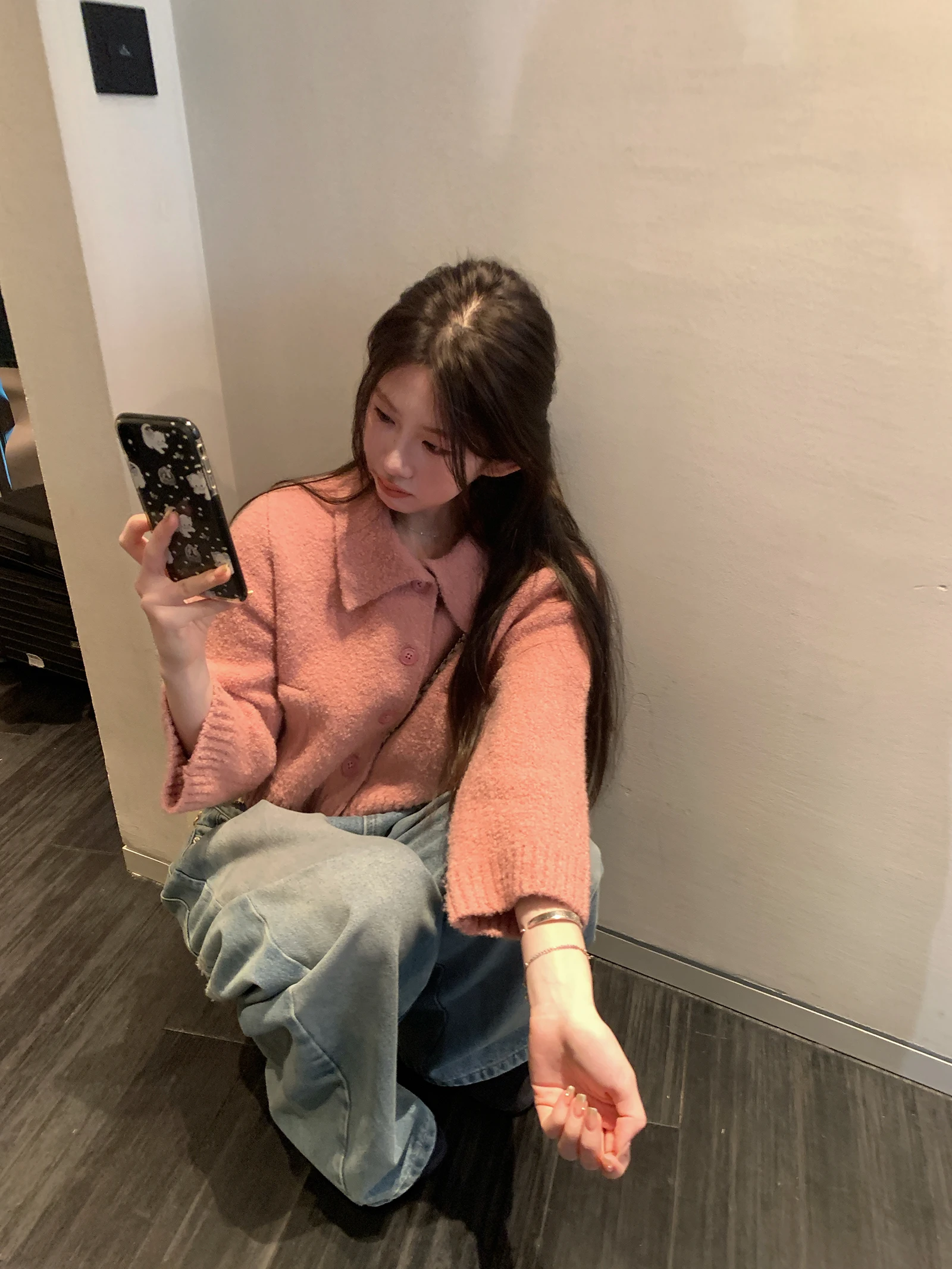 Женский вязаный свитер с коротким рукавом, мягкий, однотонный, повседневный, укороченный, выполненный по особой технологии вязания, с рукавом 3/4
Женский вязаный свитер с коротким рукавом, мягкий, однотонный, повседневный, укороченный, выполненный по особой технологии вязания, с рукавом 3/4