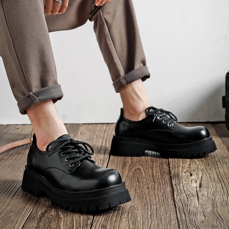 Мужские черные кожаные туфли в британском стиле для повседневной носки и торжественных мероприятий, размеры 38-46, роскошные туфли для взрослых, на толстой подошве, на шнуровке.
Мужские черные кожаные туфли в британском стиле для повседневной носки и торжественных мероприятий, размеры 38-46, роскошные туфли для взрослых, на толстой подошве, на шнуровке.