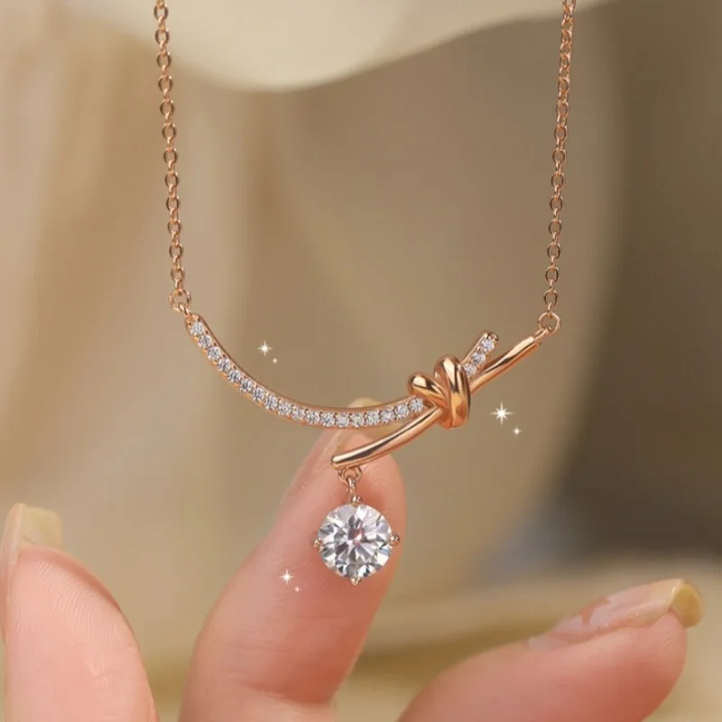 S925 Rhodium Plated 1CT D Color Moissanite Smile Knot Pendant Necklace for Women - GRA Certified, Elegant Jewelry Gift.
S925 Rhodium Plated 1CT D Color Moissanite Smile Knot Pendant Necklace for Women - GRA Certified, Elegant Jewelry Gift.