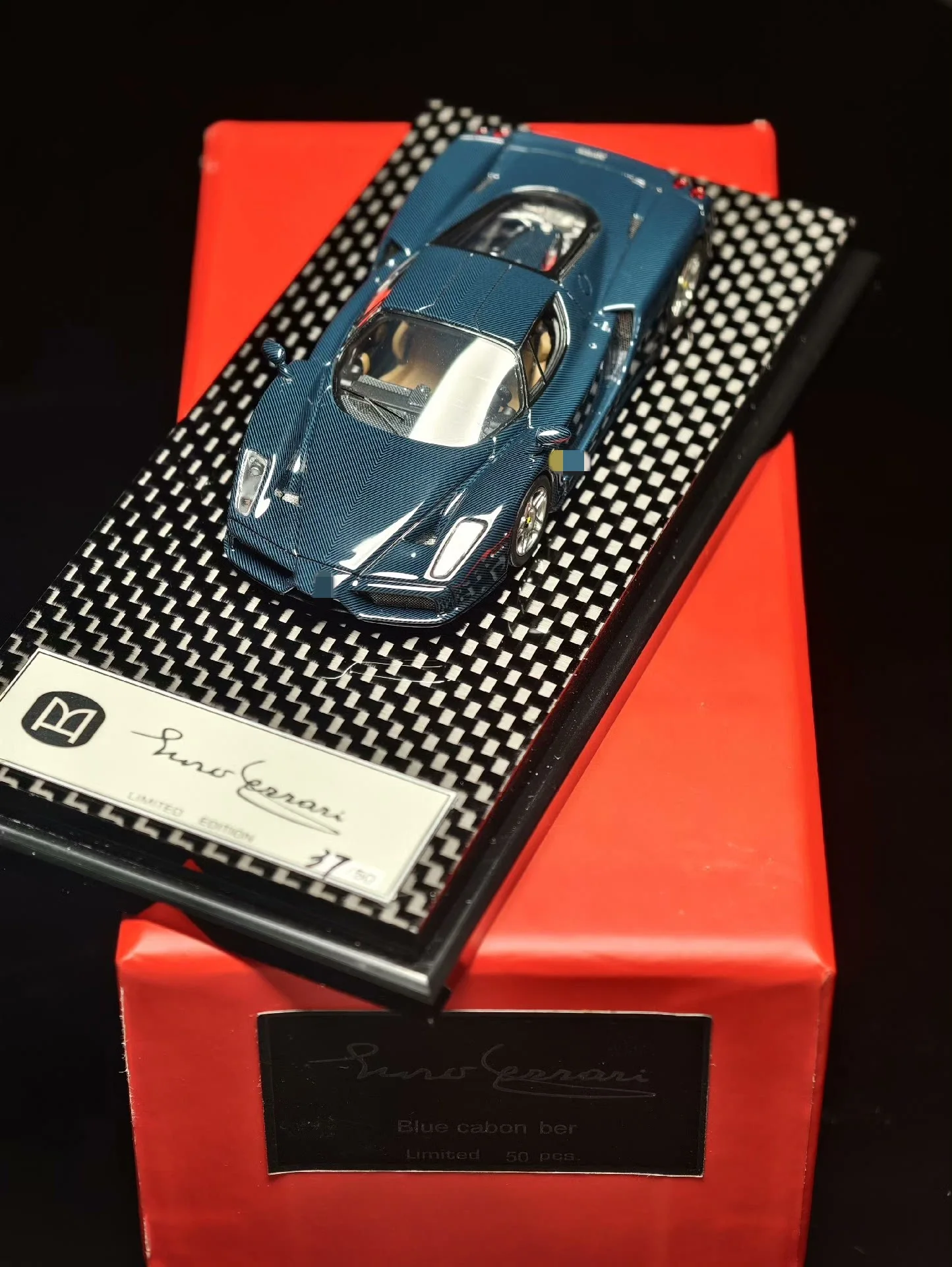 DMH 1:64 Enzo Full car Carbon fiber + carbon fiber base Limited to 50 sets of resin simulation car decoration gift for children
DMH 1:64 Enzo Full car Carbon fiber + carbon fiber base Limited to 50 sets of resin simulation car decoration gift for children