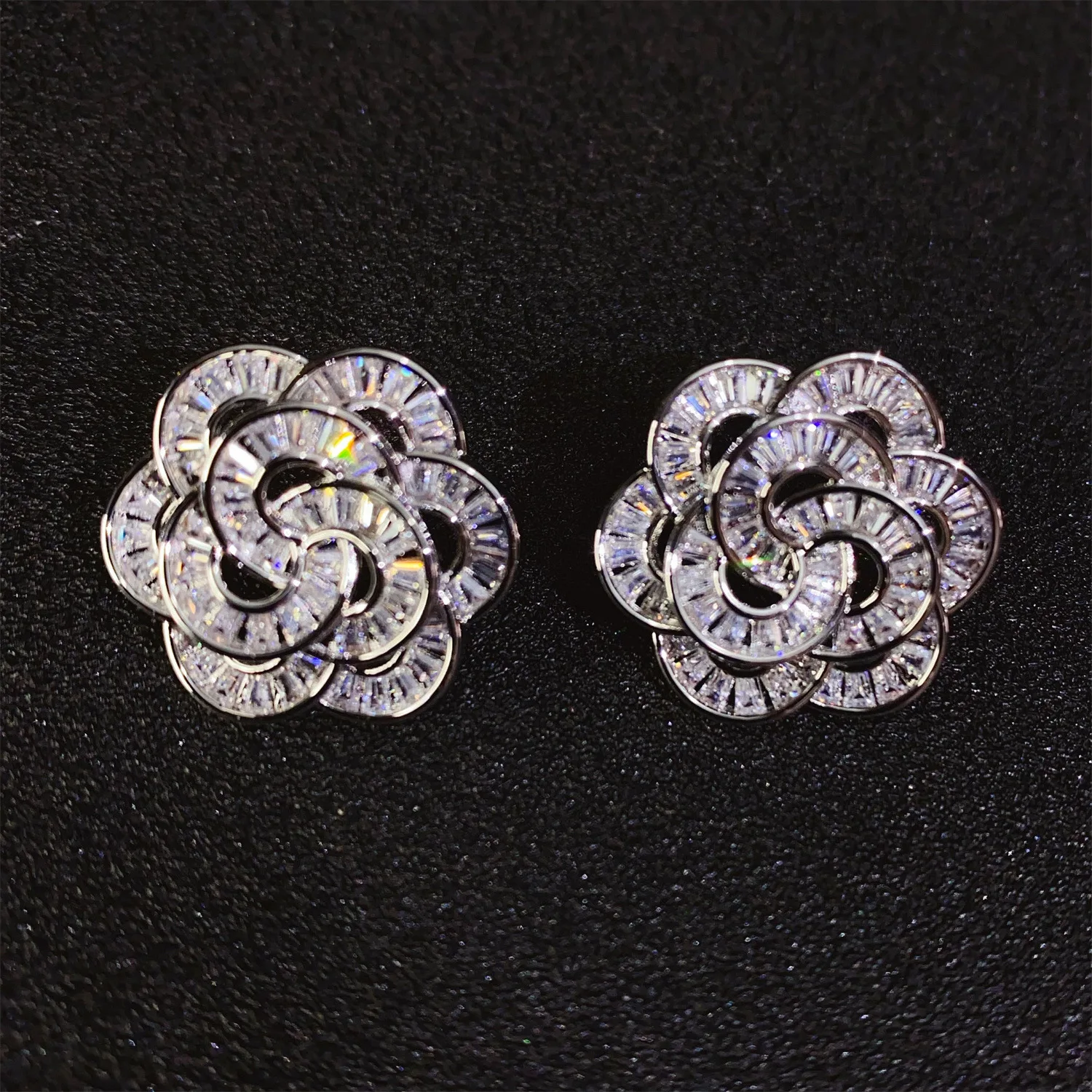 Vintage Flower Stud Earrings Women Luxury Jewelry White Zircon Camellia Earrings Elegant Female Gift
Vintage Flower Stud Earrings Women Luxury Jewelry White Zircon Camellia Earrings Elegant Female Gift