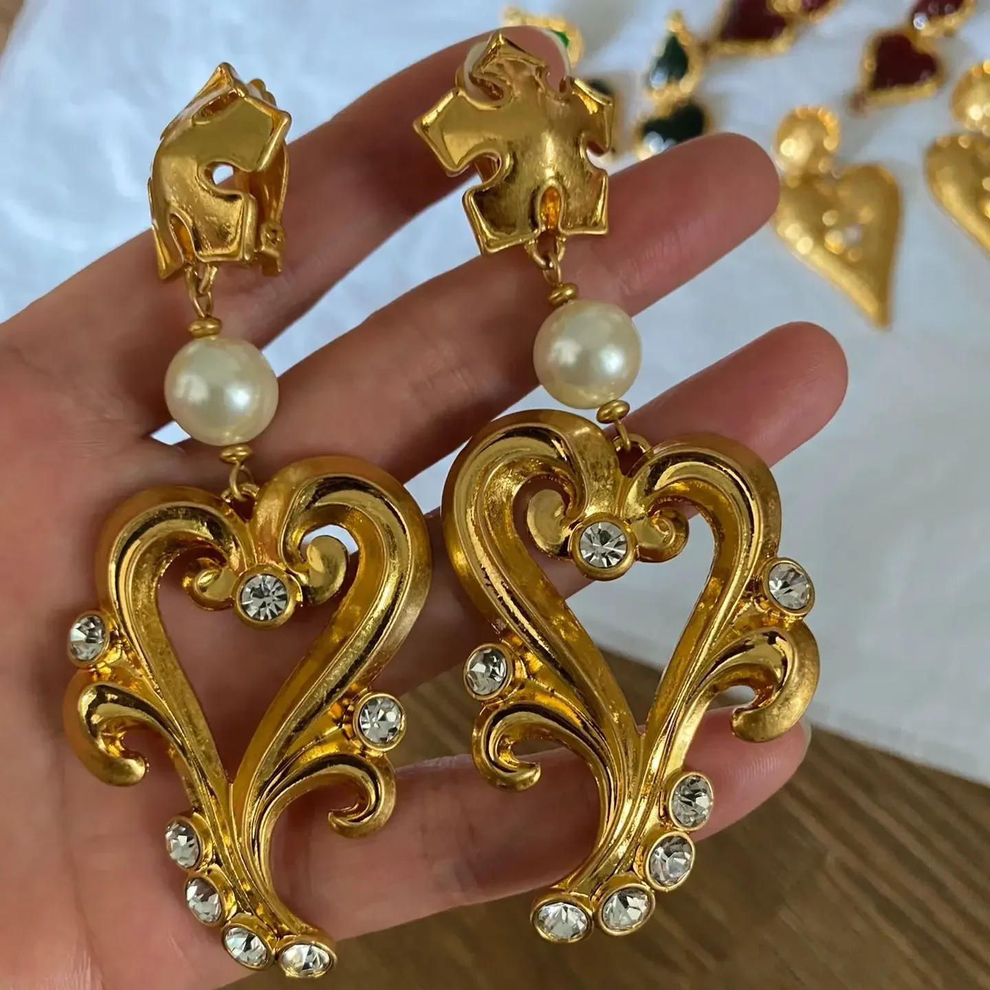 Европейские длинные серьги с жемчугом и кристаллами в форме сердца, позолоченные 24 карата, большие зажимы для ушей, женские винтажные ювелирные изделия, модные
Европейские длинные серьги с жемчугом и кристаллами в форме сердца, позолоченные 24 карата, большие зажимы для ушей, женские винтажные ювелирные изделия, модные
