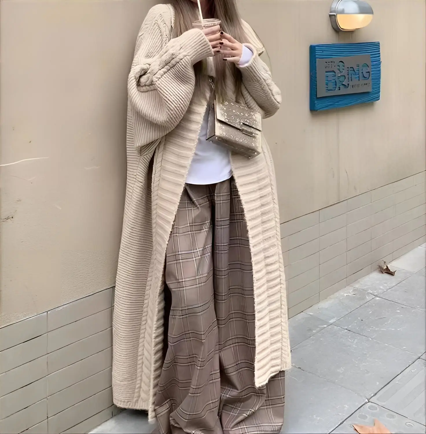 Женские удлиненные кардиганы с рукавами «летучая мышь» на осень, с открытым передом, в стиле бохо, удлиненные, в стиле Харадзюку, на шнурке, с подкладкой, с воротником-стойкой
Женские удлиненные кардиганы с рукавами «летучая мышь» на осень, с открытым передом, в стиле бохо, удлиненные, в стиле Харадзюку, на шнурке, с подкладкой, с воротником-стойкой