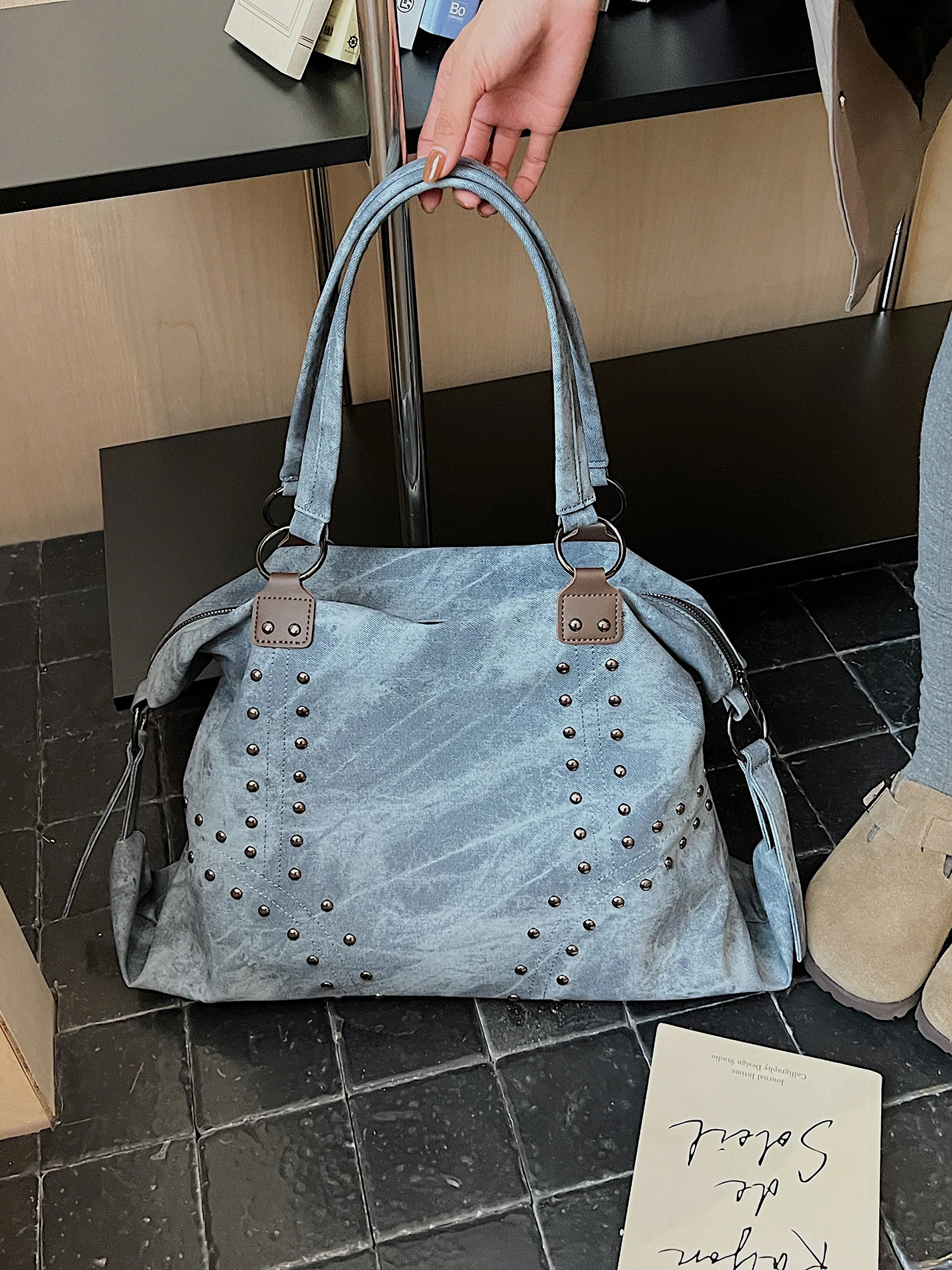 American Retro Faded Rivet Tote Bag Women's Large Capacity Commuter Single Shoulder Handbag Soft PU Material Zipper Closure
American Retro Faded Rivet Tote Bag Women's Large Capacity Commuter Single Shoulder Handbag Soft PU Material Zipper Closure