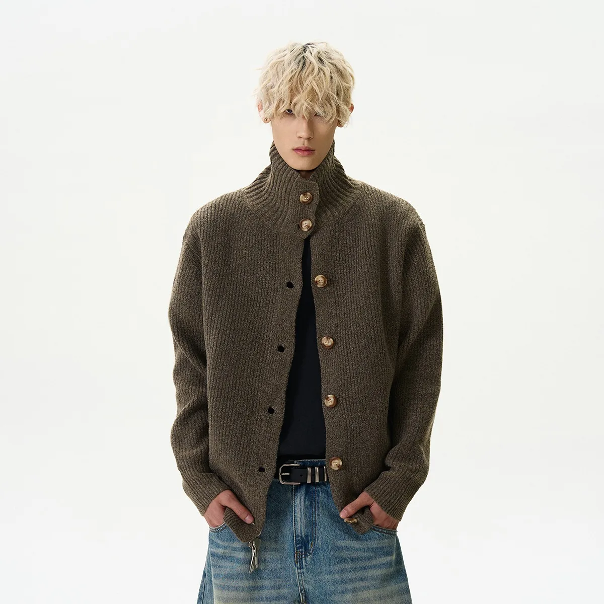 Осень-зима 2024, новый американский ретро однотонный вязаный кардиган с воротником-стойкой, мужской свободный свитер на пуговицах, куртка
Осень-зима 2024, новый американский ретро однотонный вязаный кардиган с воротником-стойкой, мужской свободный свитер на пуговицах, куртка