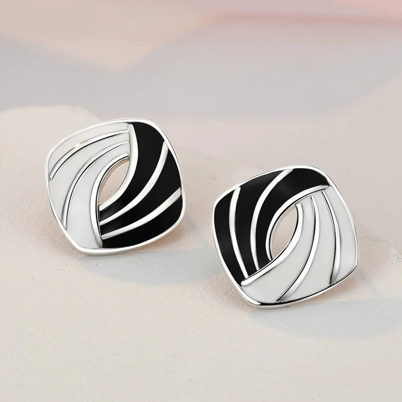 Черно-белые серьги с французской краской для выпечки для женщин, серьги-гвоздики в стиле ретро с индивидуальной геометрией, простые серьги из серебра 925 пробы KOFSAC
Черно-белые серьги с французской краской для выпечки для женщин, серьги-гвоздики в стиле ретро с индивидуальной геометрией, простые серьги из серебра 925 пробы KOFSAC