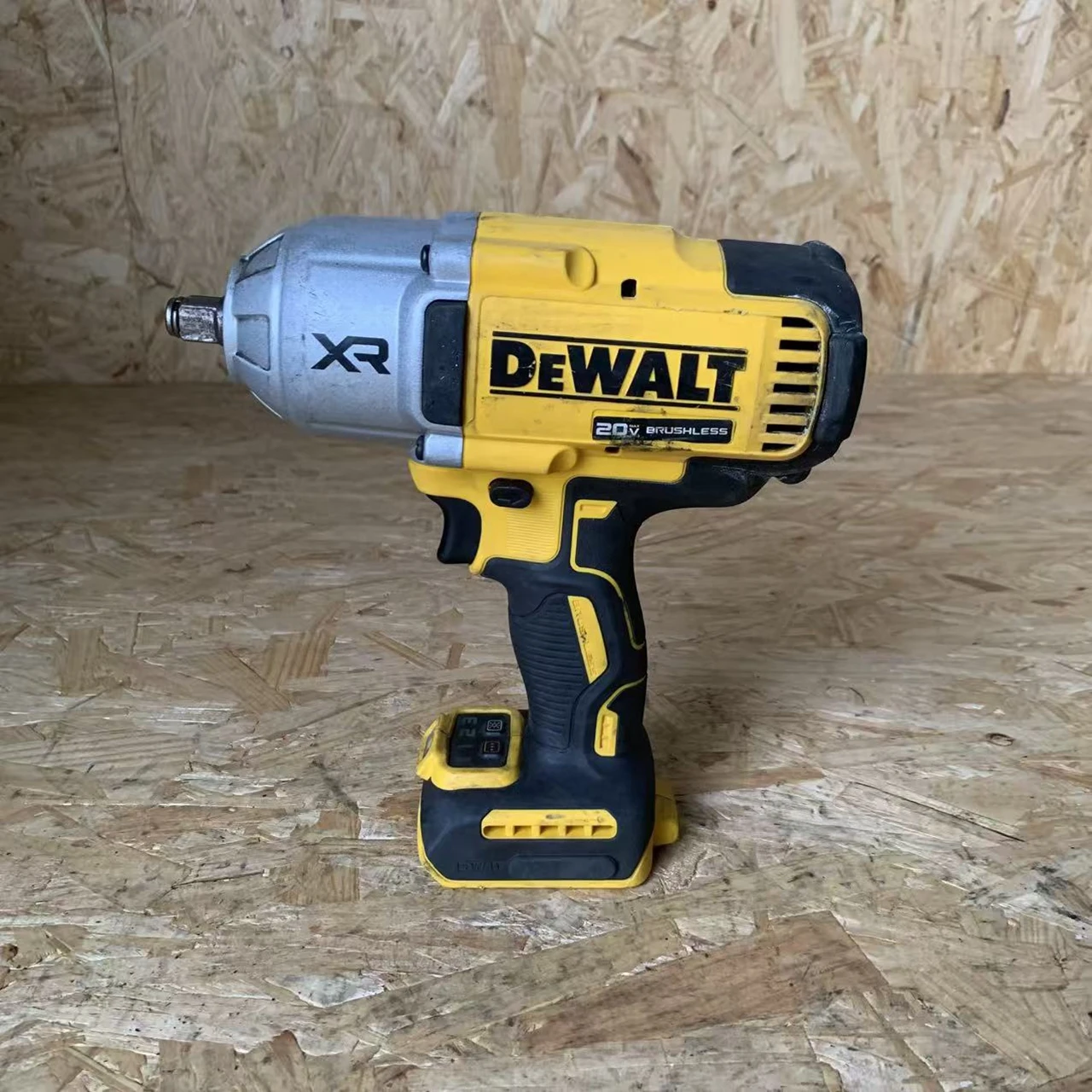 DEWALT high torque 20V impact free wrench electric air cannon DCF900 wrench, only body, second-hand
DEWALT high torque 20V impact free wrench electric air cannon DCF900 wrench, only body, second-hand