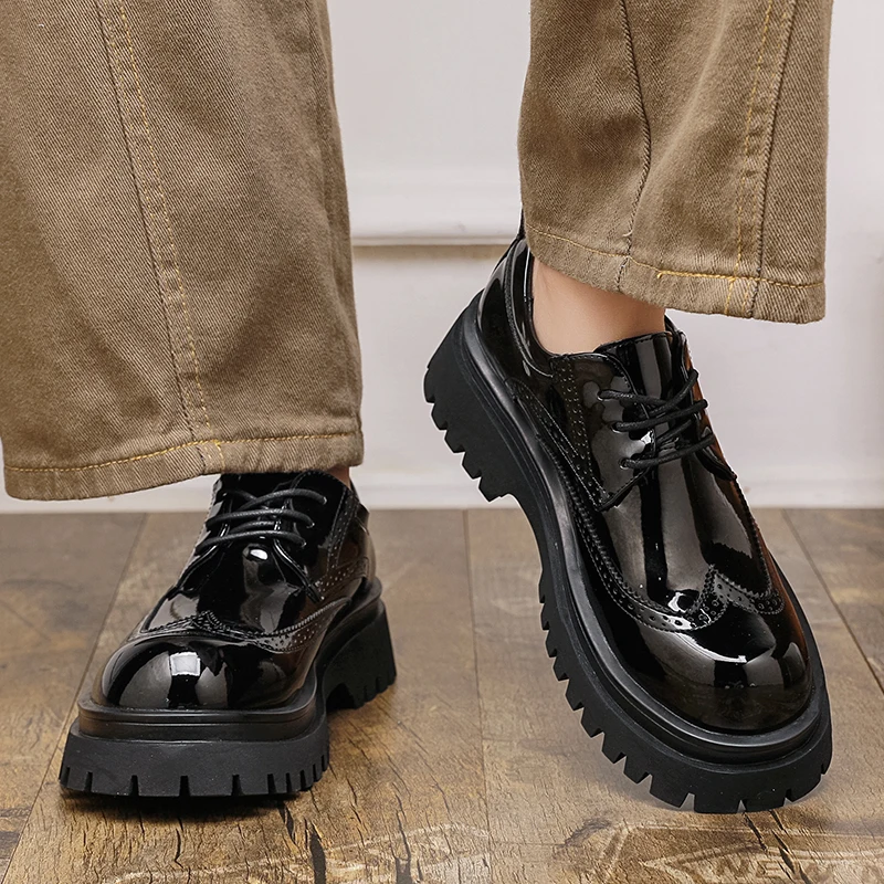2026 Summer New Lace Up Thick Sole Big Head Comfortable Carved Blok Leather Shoes Fashion Brand Men's Blok Glossy Leather Shoes
2026 Summer New Lace Up Thick Sole Big Head Comfortable Carved Blok Leather Shoes Fashion Brand Men's Blok Glossy Leather Shoes