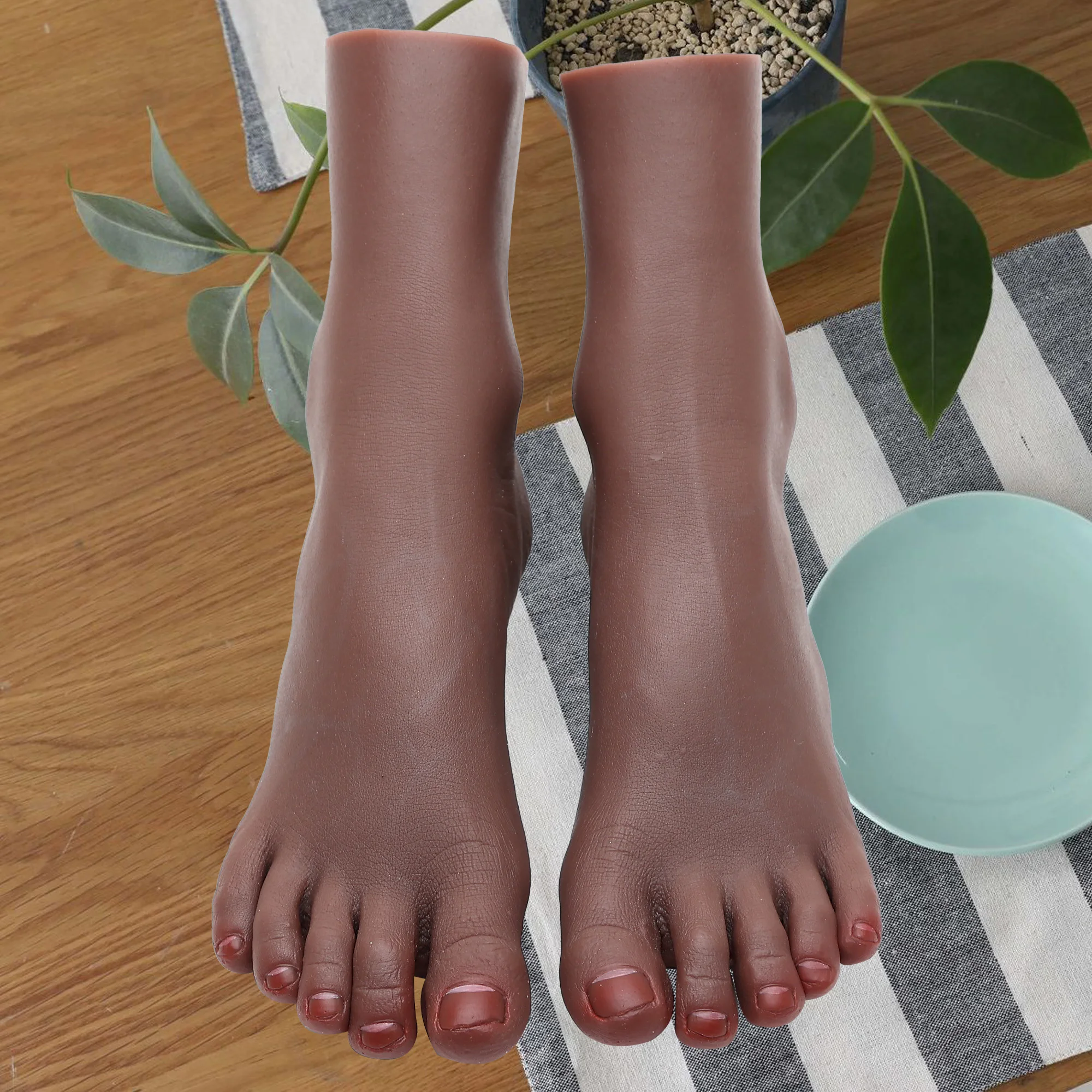 18cm Small Child's Silicone Foot Model Dark Skin with Foot Wrinkles for Movie Prop Shoe Sock Display Salon Art ZHDW3301
18cm Small Child's Silicone Foot Model Dark Skin with Foot Wrinkles for Movie Prop Shoe Sock Display Salon Art ZHDW3301