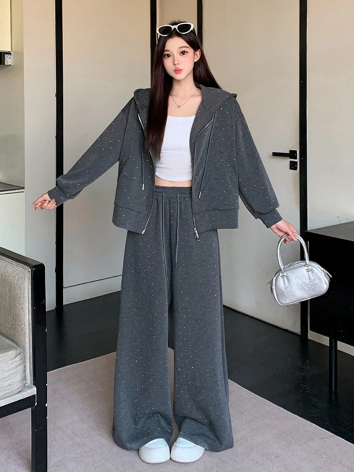 plus Size Women's Casual Glitter Hoodie Jacket And Wide Leg Pants Two Piece Set Spring Early High Waist Slim Fit Tracksuit
plus Size Women's Casual Glitter Hoodie Jacket And Wide Leg Pants Two Piece Set Spring Early High Waist Slim Fit Tracksuit